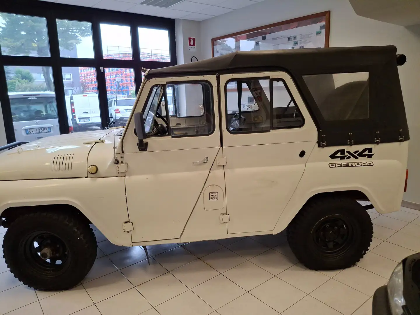 UAZ 469 Artica Weiß - 1