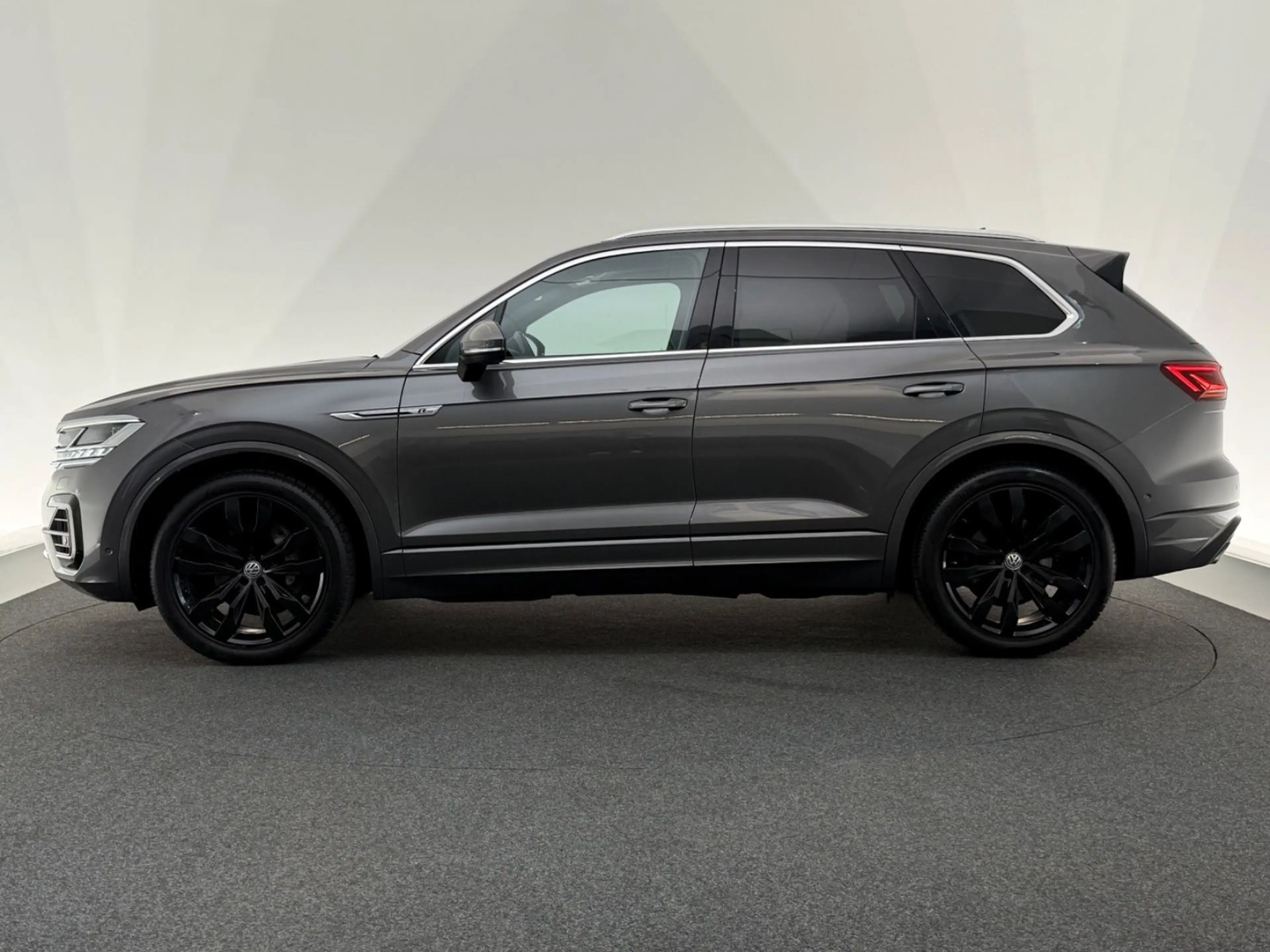 Volkswagen Touareg 3.0 4Mo.*ELEGANCE*R LINE-MATRIX-PANO-AHK — photo 4
