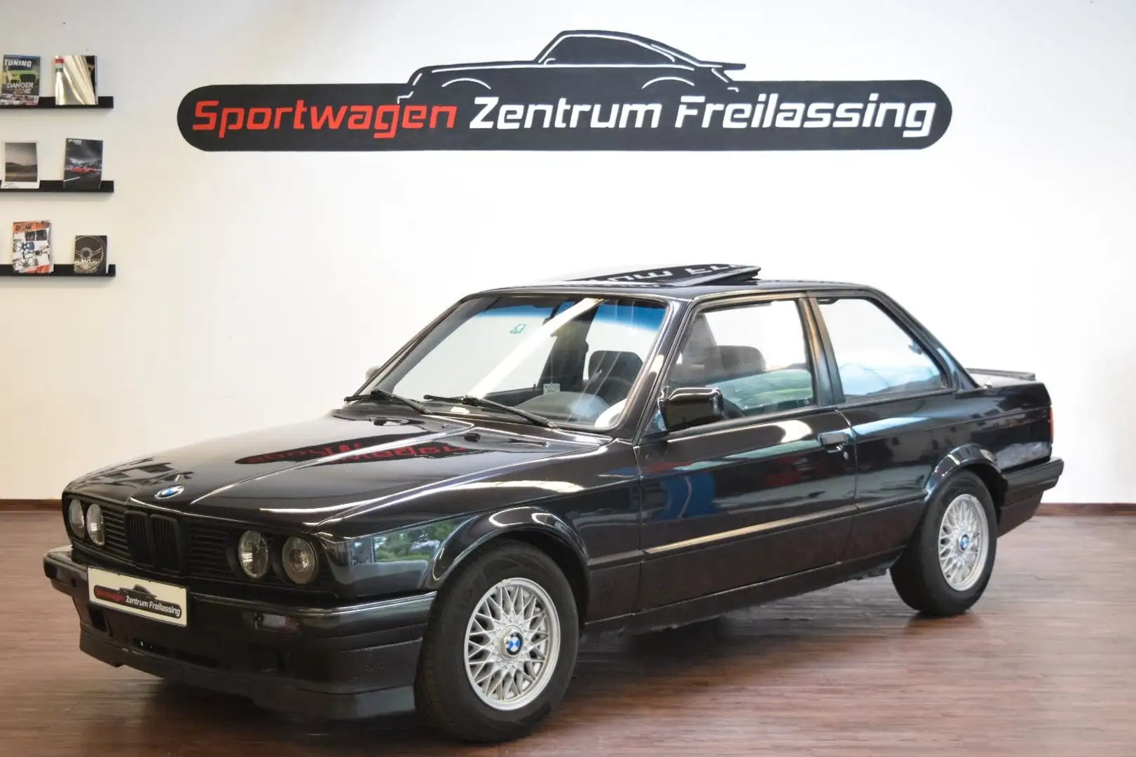 BMW 318 is Coupe (Revidierter Motor) Černá - 1