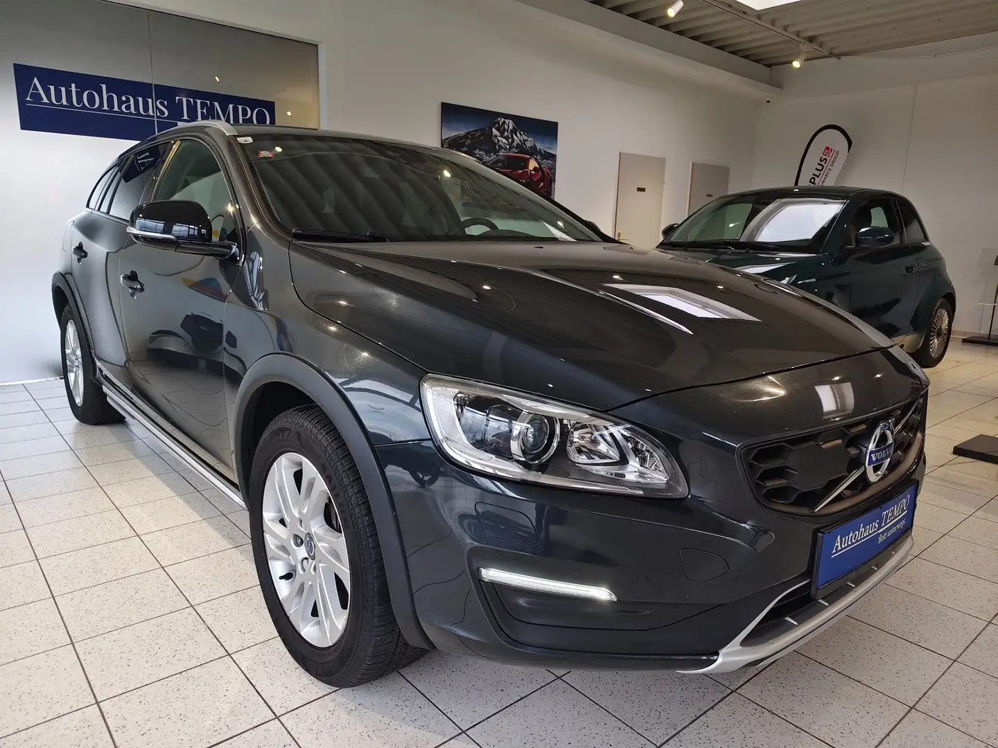 Volvo V60 Cross Country D3 Kinetic Grau - 2