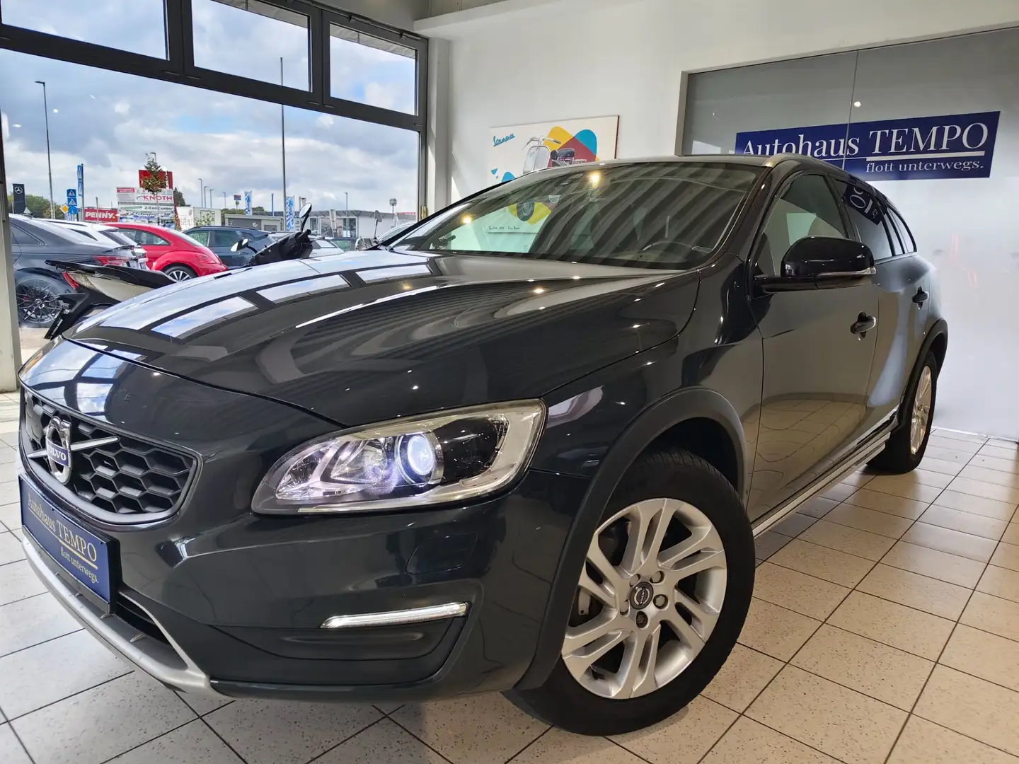 Volvo V60 Cross Country D3 Kinetic Grau - 1