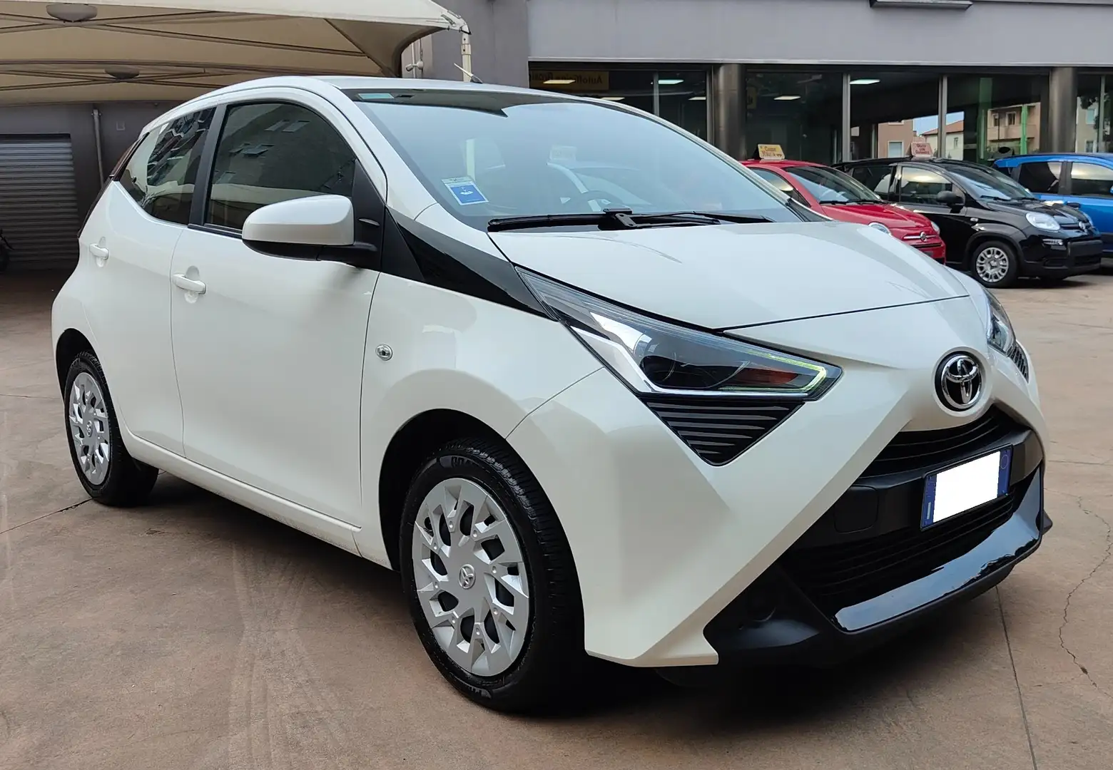 Toyota Aygo 1.0 VVT-i 69 CV 5 porte x-business MMT Weiß - 1