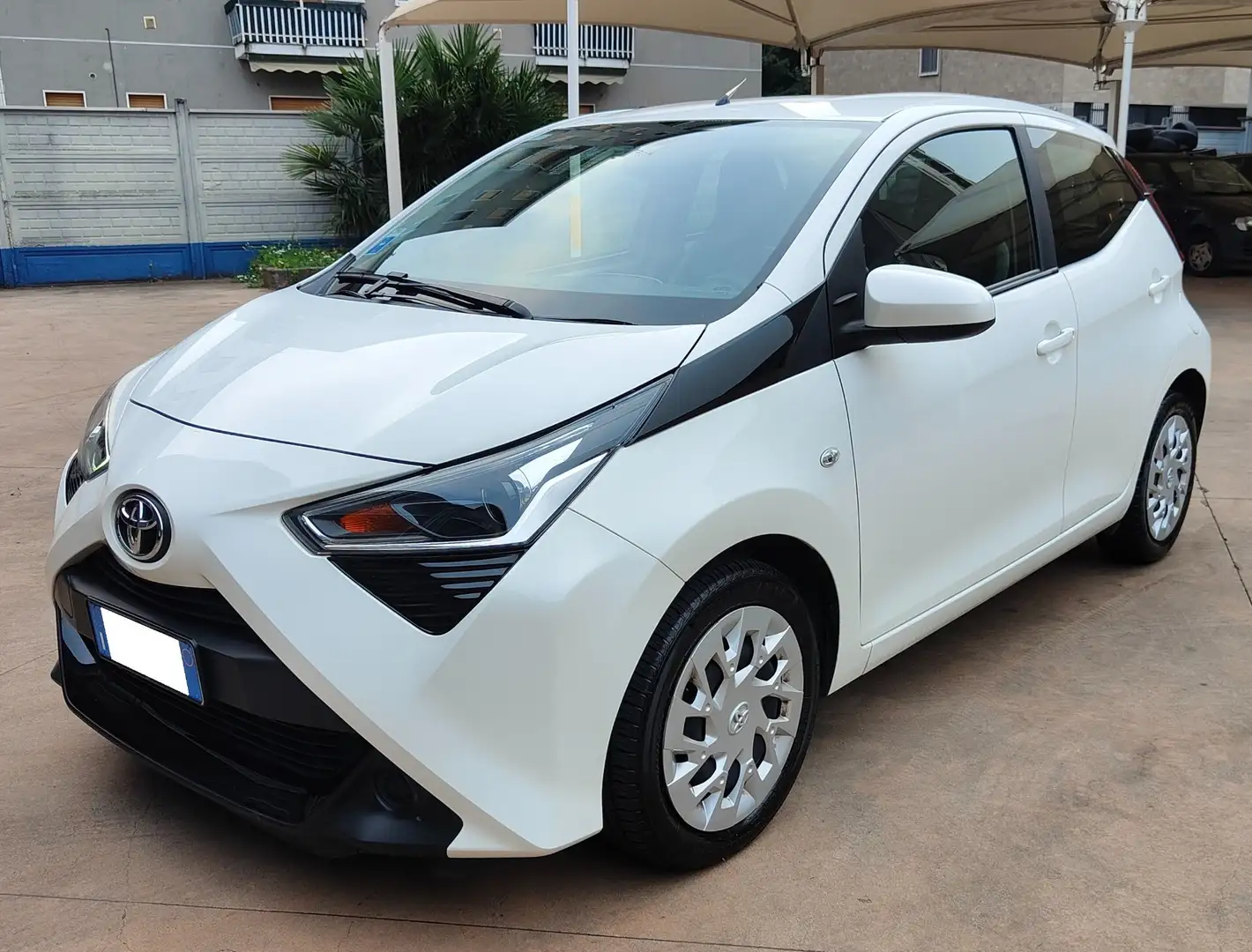 Toyota Aygo 1.0 VVT-i 69 CV 5 porte x-business MMT Weiß - 2