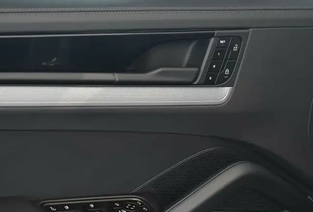 Porsche Cayenne E-Hybrid*BOSE*LUFT*HUD*INNO*PANO*AHK*14WEG Ansicht 17