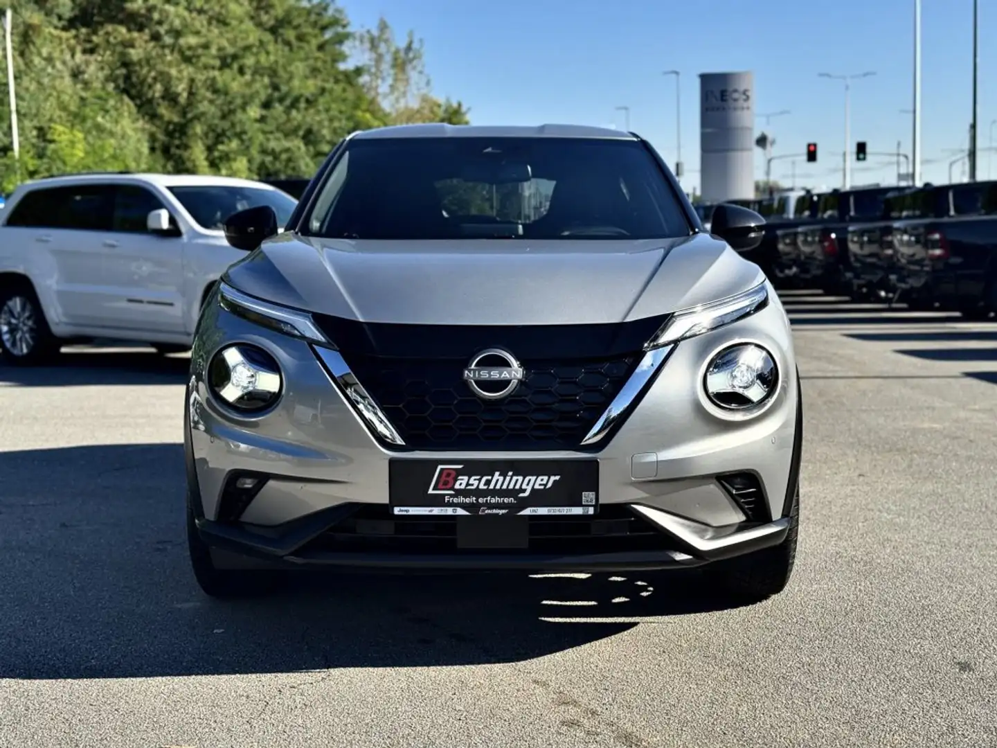 Nissan Juke N-Connecta 1.6 Hybrid + Winterkompletträder Grau - 2