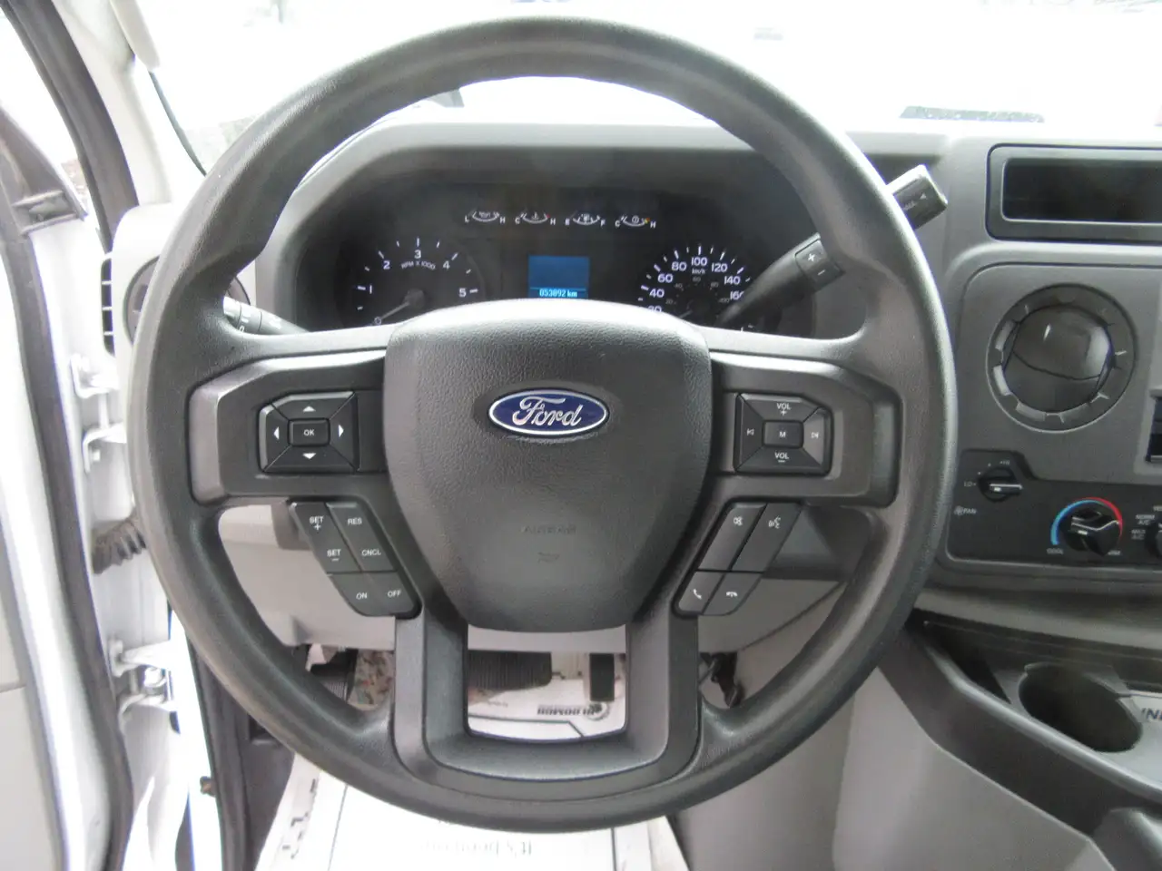 Ford E-450 Super Duty DRW снимка Ford E-450 Super Duty DRW