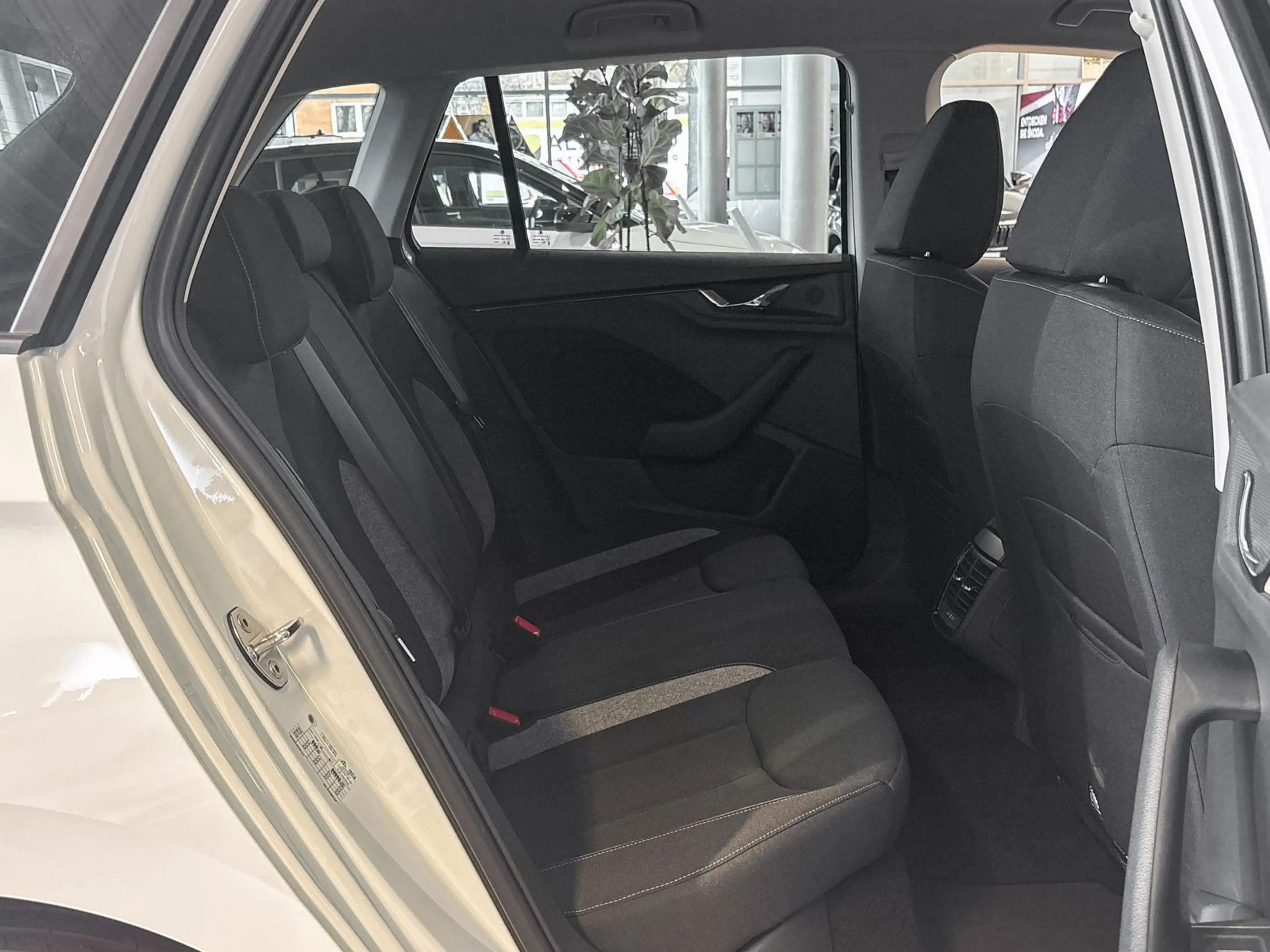 Skoda Kamiq Tour 1.5 TSI DSG AHK Sitzheizung CarPlay — photo 9