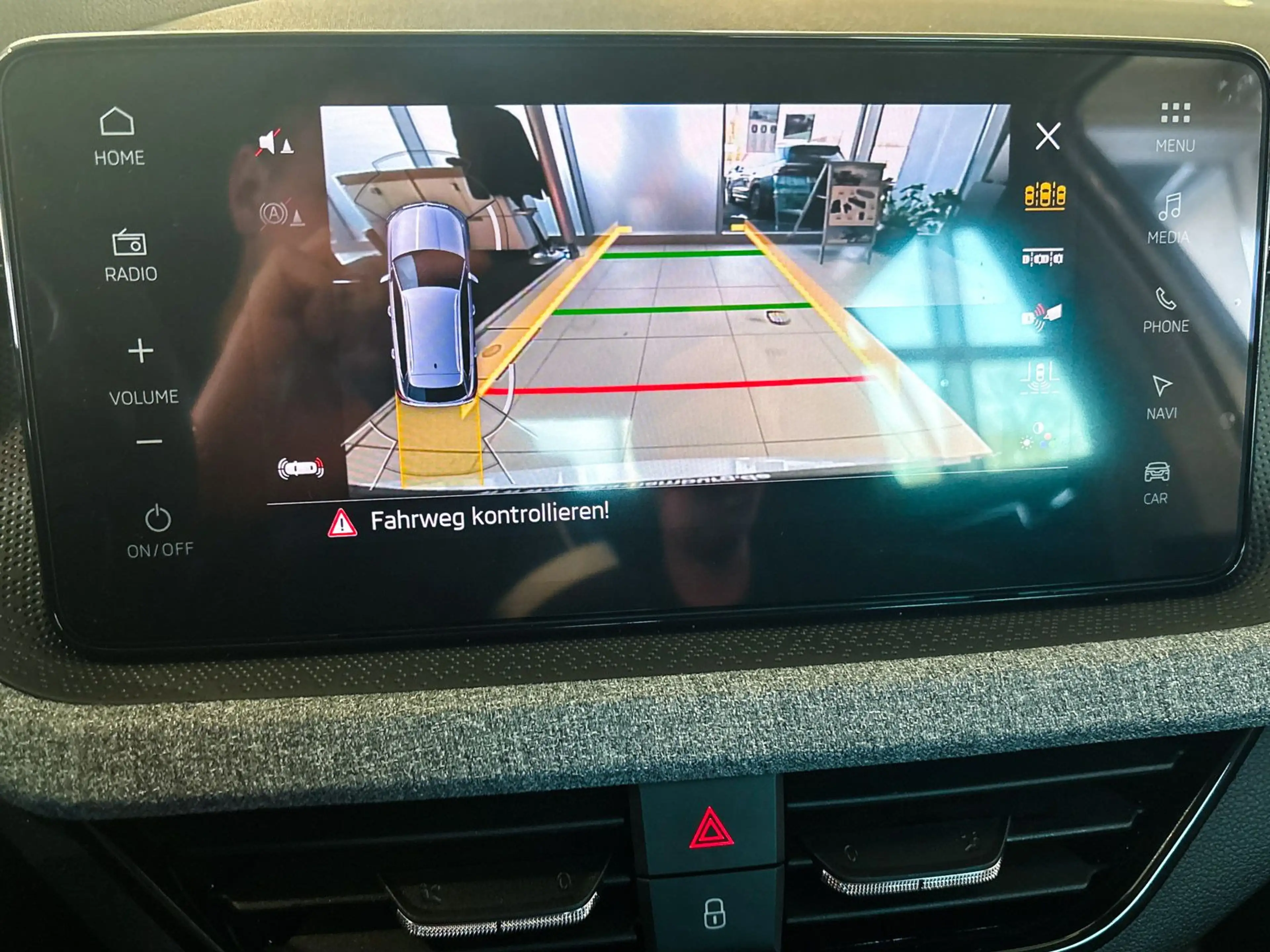 Skoda Kamiq Tour 1.5 TSI DSG AHK Sitzheizung CarPlay — photo 10