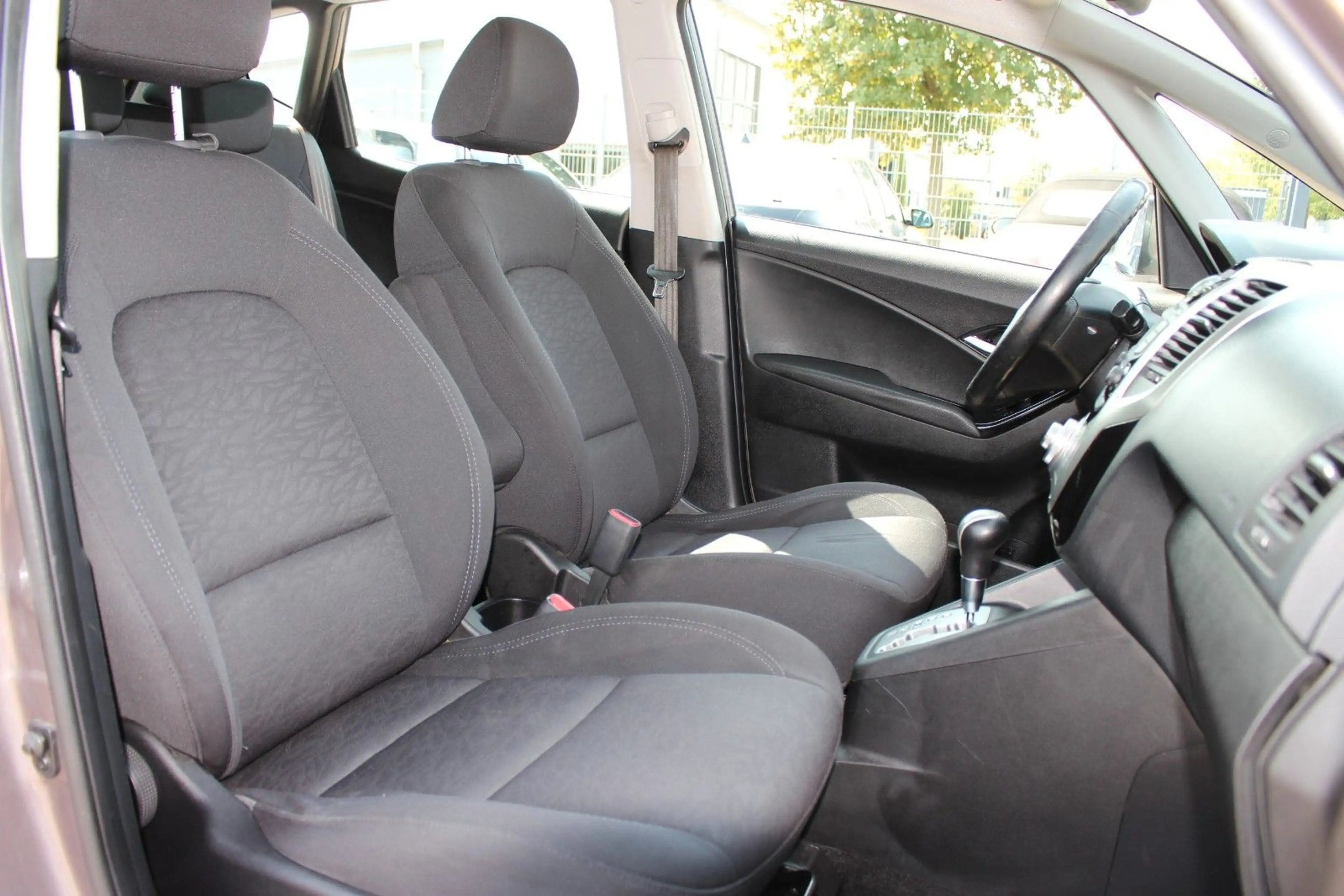 Hyundai iX20 1.6 Comfort/VOLLSHEFT/KLIMA/PDC/RADIO/AUX — photo 13
