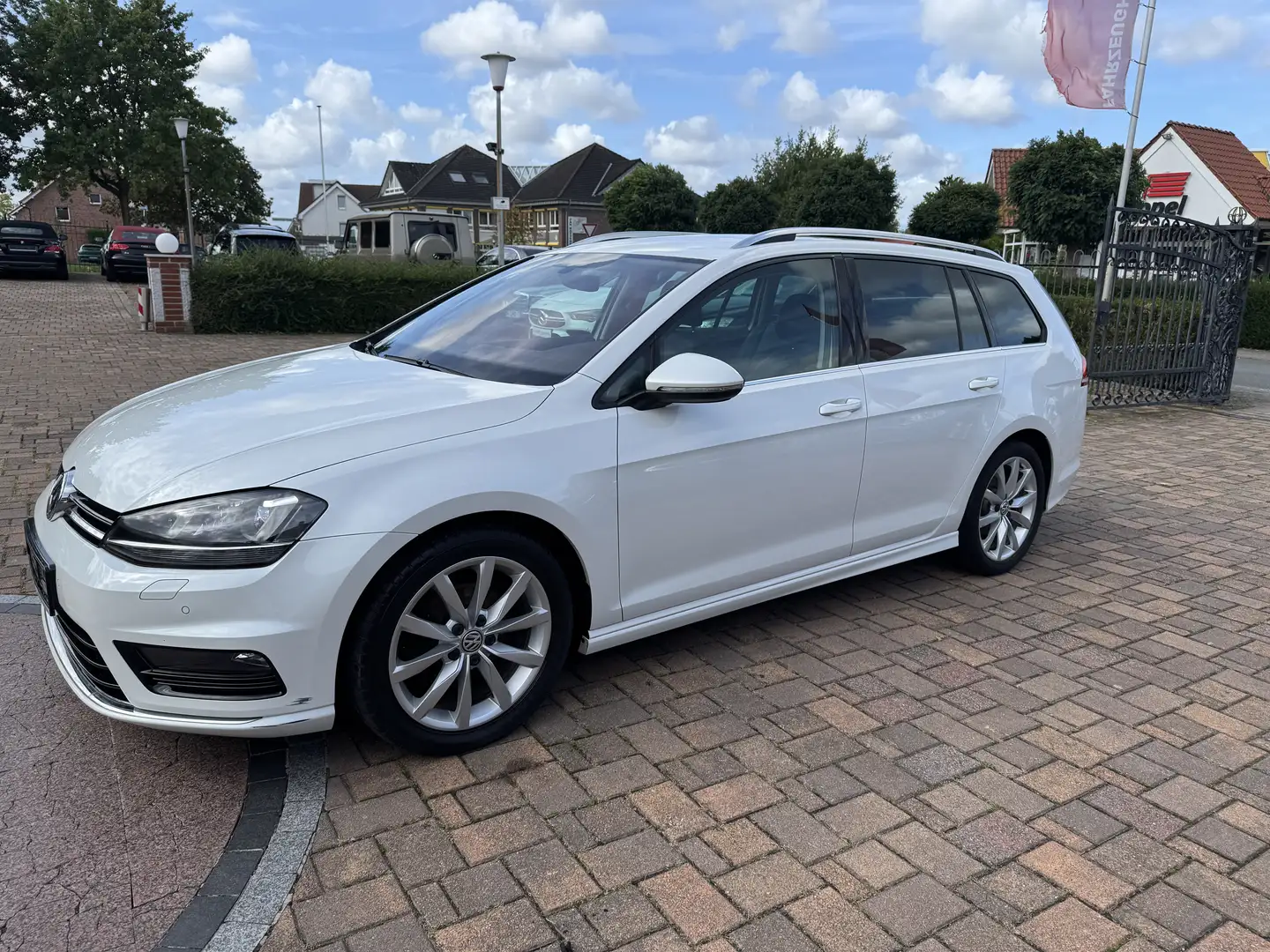 Volkswagen Golf Variant 1,4 TSI Highline BMT AHK Schwenk 1-Hand Unfallfrei Weiß - 1