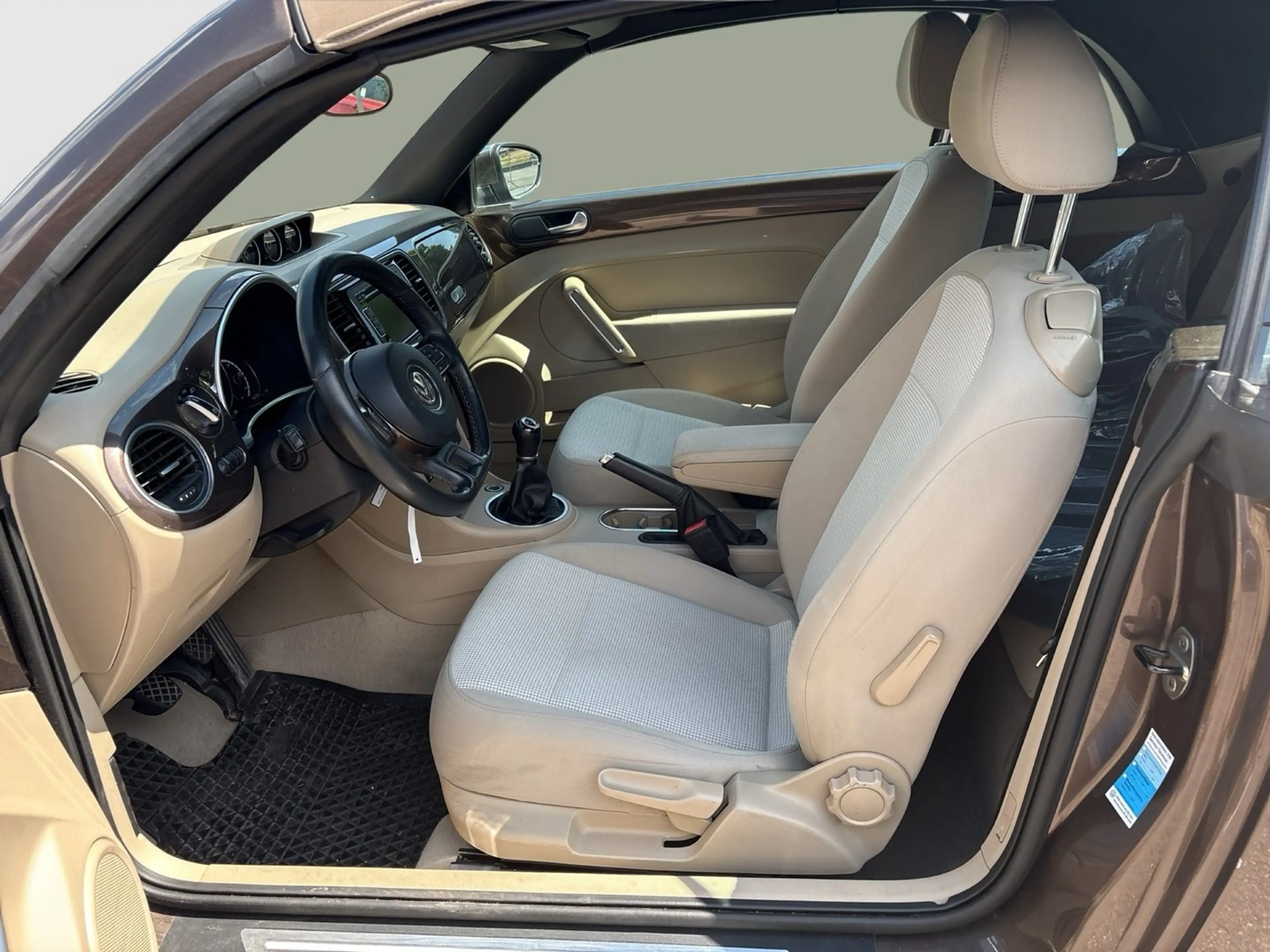 Volkswagen Beetle VW The Beetle Cabriolet Design BMT TSI — photo 12