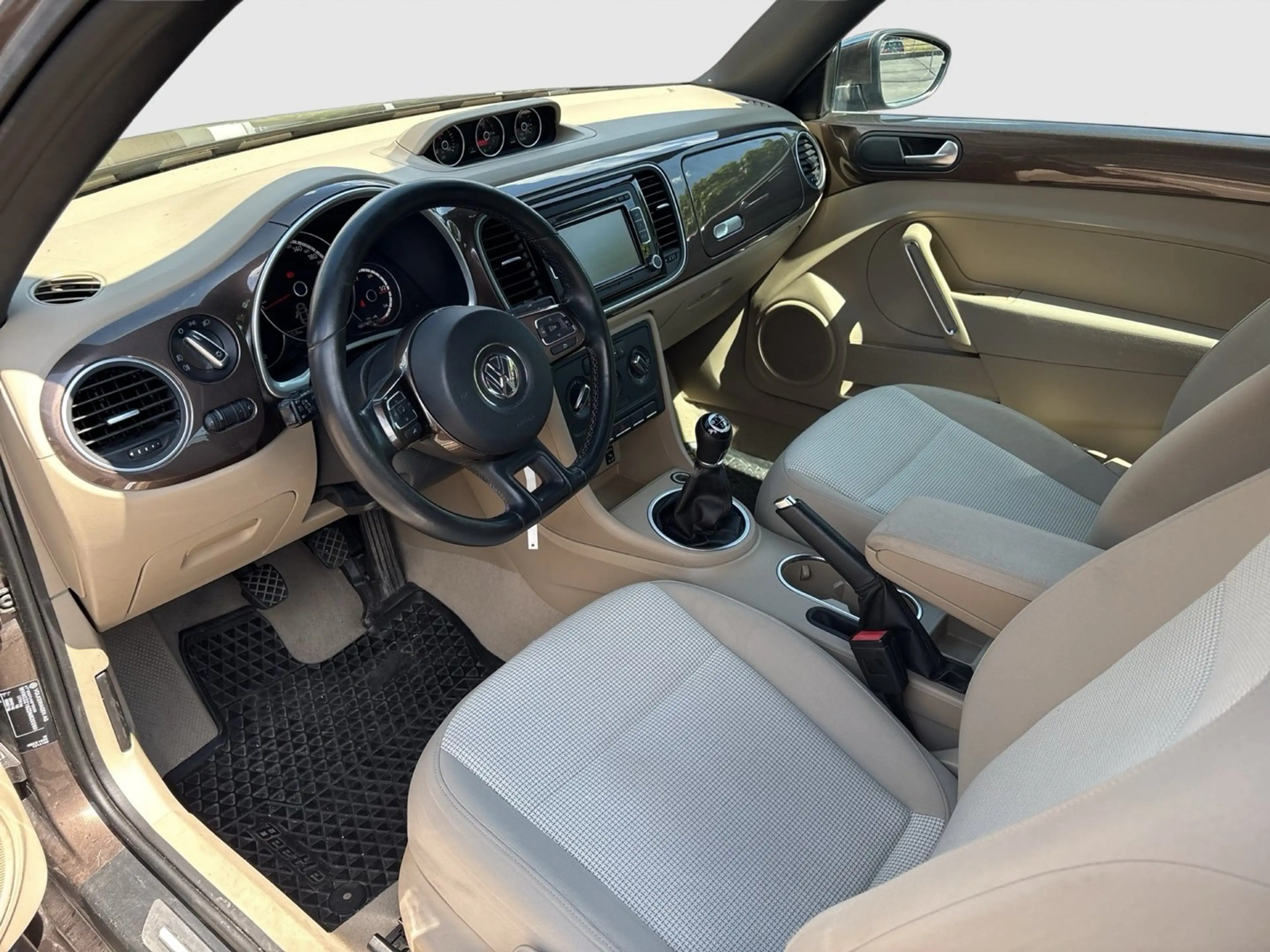 Volkswagen Beetle VW The Beetle Cabriolet Design BMT TSI — photo 11