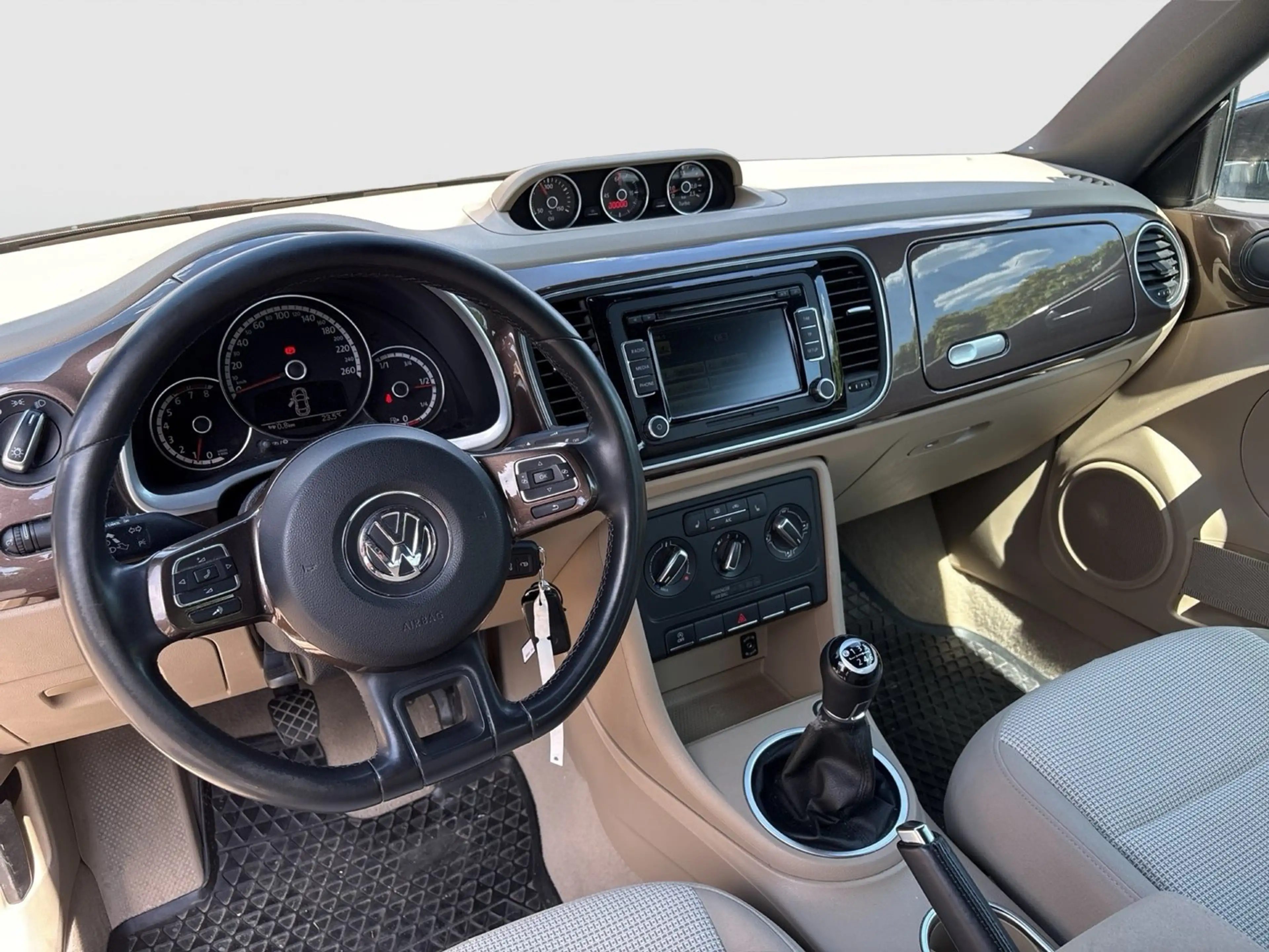 Volkswagen Beetle VW The Beetle Cabriolet Design BMT TSI — photo 14
