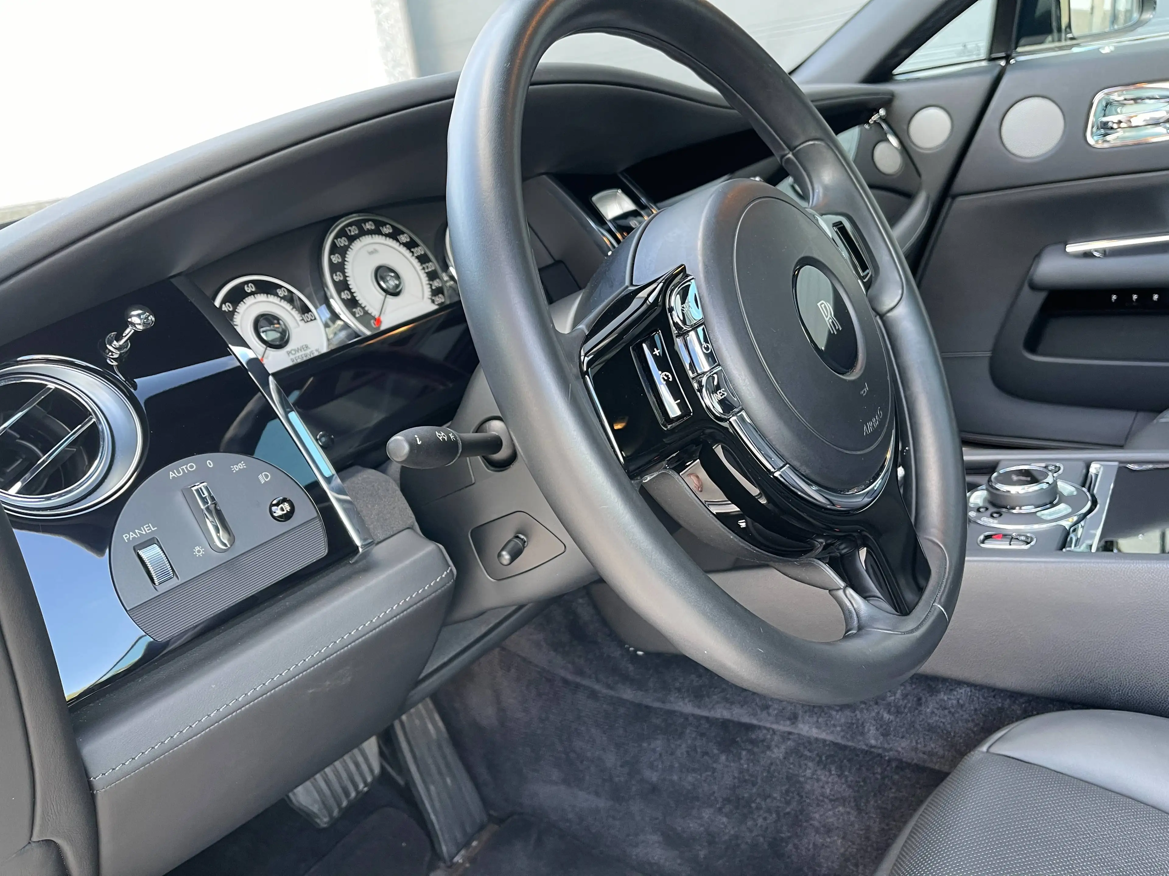 Rolls-Royce Wraith — photo 13