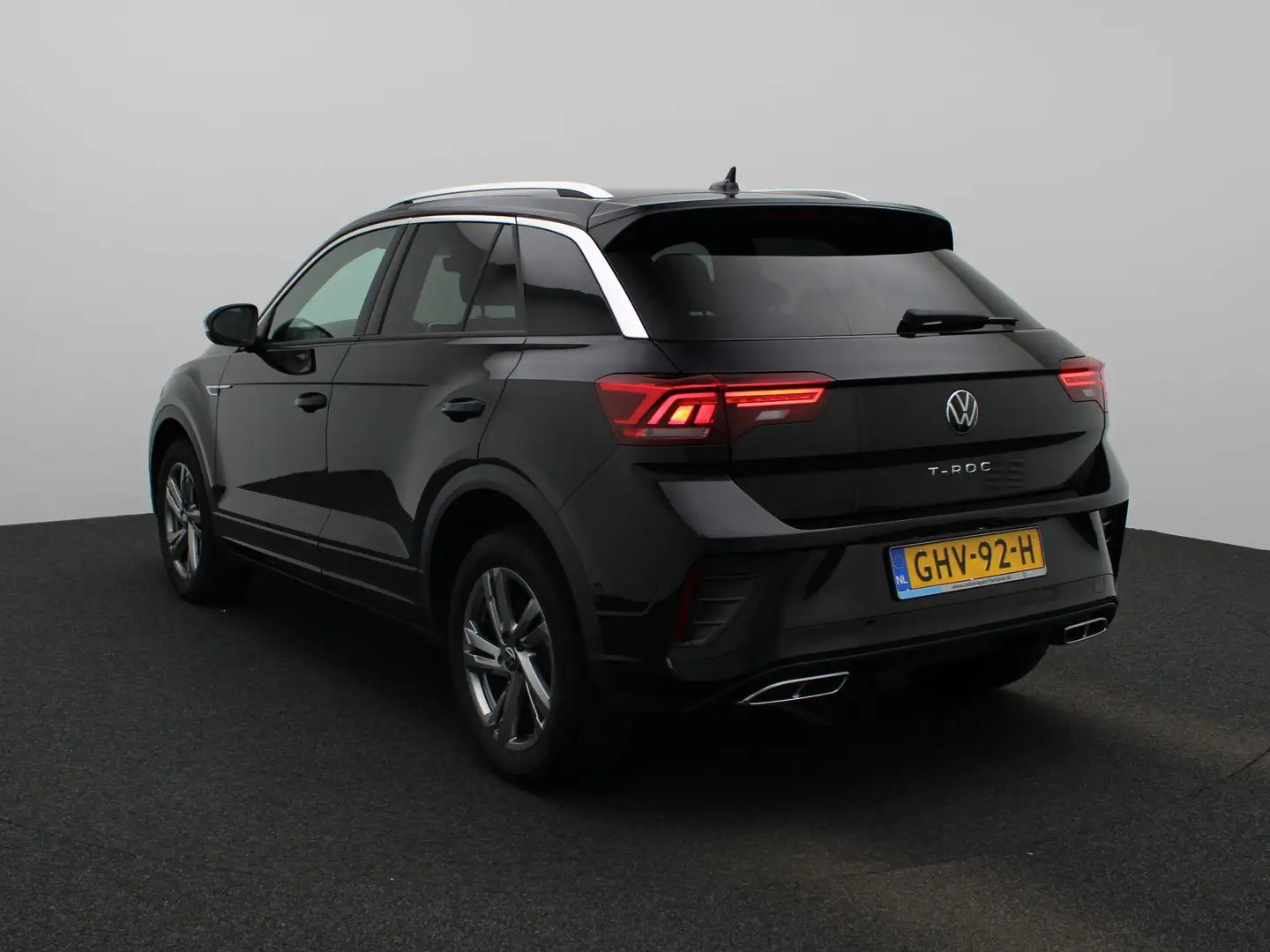 Volkswagen T-Roc 1.0 TSI R-Line | 17 inch velgen | navigatie | app Zwart - 2