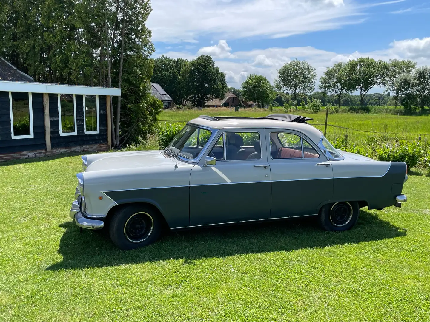 Ford Consul De Luxe - 1