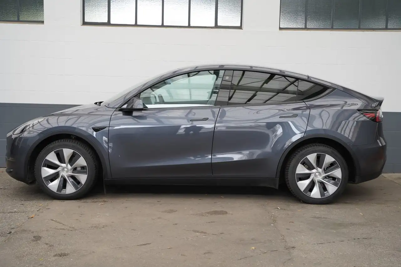 Tesla Model Y Standard Range RWD *AHK*, миниатюра 3