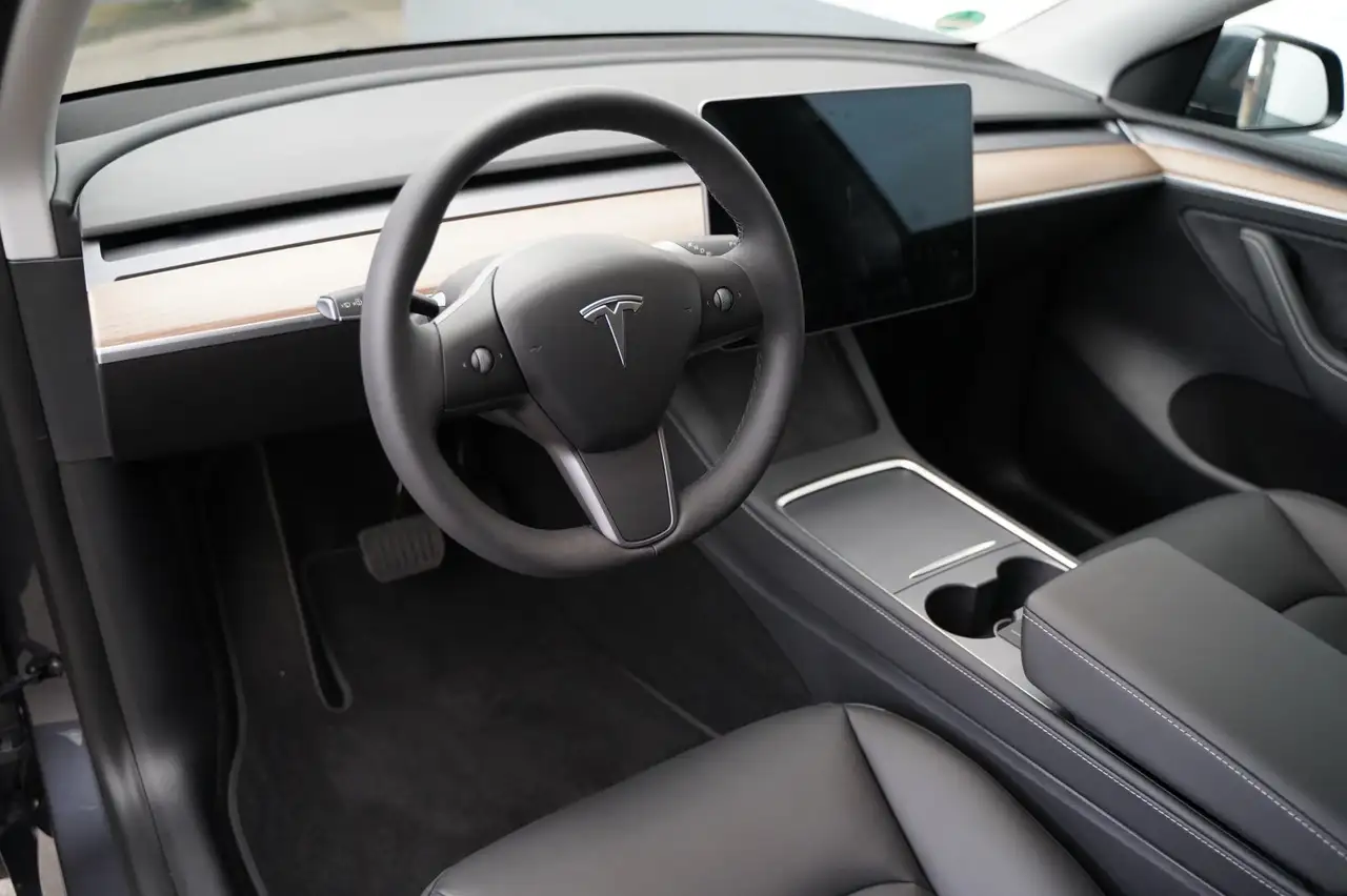 Tesla Model Y Standard Range RWD *AHK*, миниатюра 8