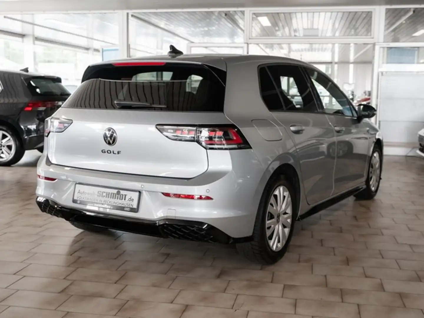 Volkswagen Golf VIII 1,5 TSI R-Line ACC Navi Matrix R-Kamera Silber - 2
