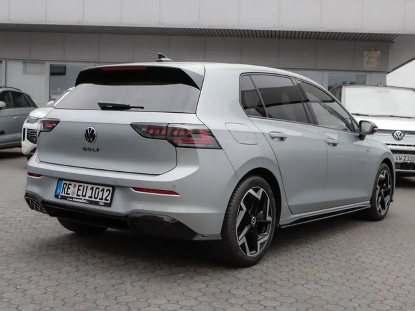 Volkswagen Golf VIII 1,5 TSI R-Line ACC Navi Matrix R-Kamera Silber - 2