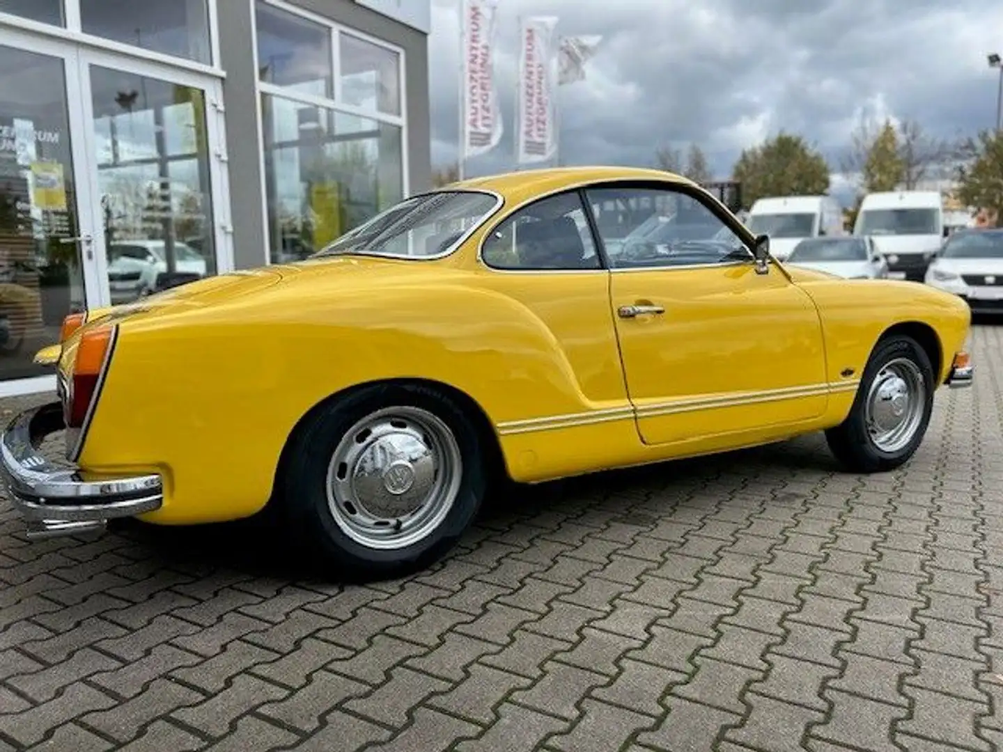 Volkswagen Karmann Ghia Gelb - 2