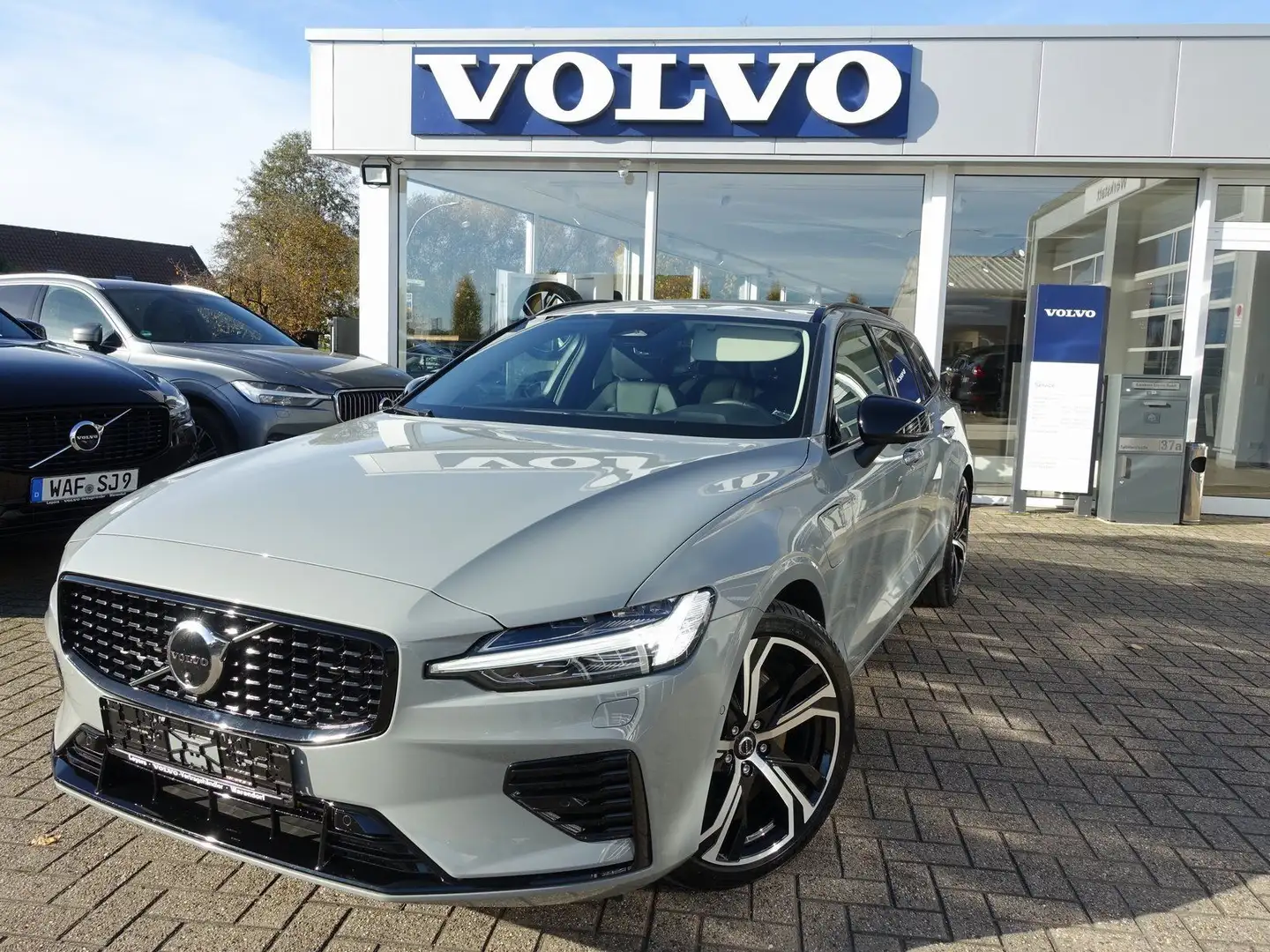 Volvo V60 Plus T6 AWD Plug-in Hybrid/AHK/Pano/360°/H&K Grau - 1