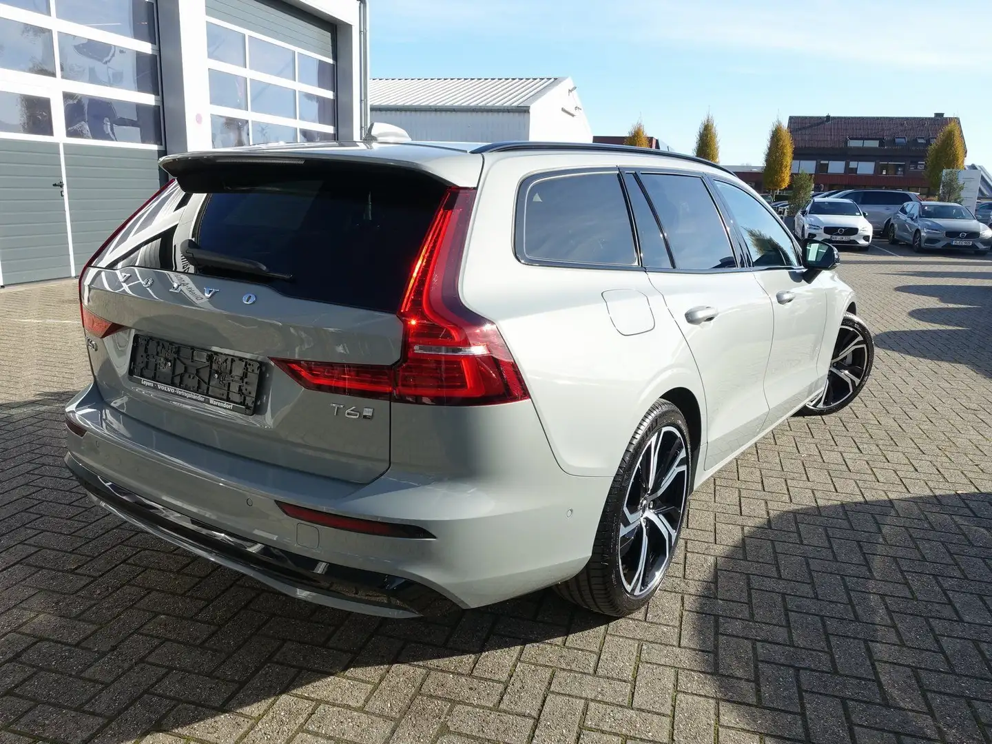 Volvo V60 Plus T6 AWD Plug-in Hybrid/AHK/Pano/360°/H&K Grau - 2