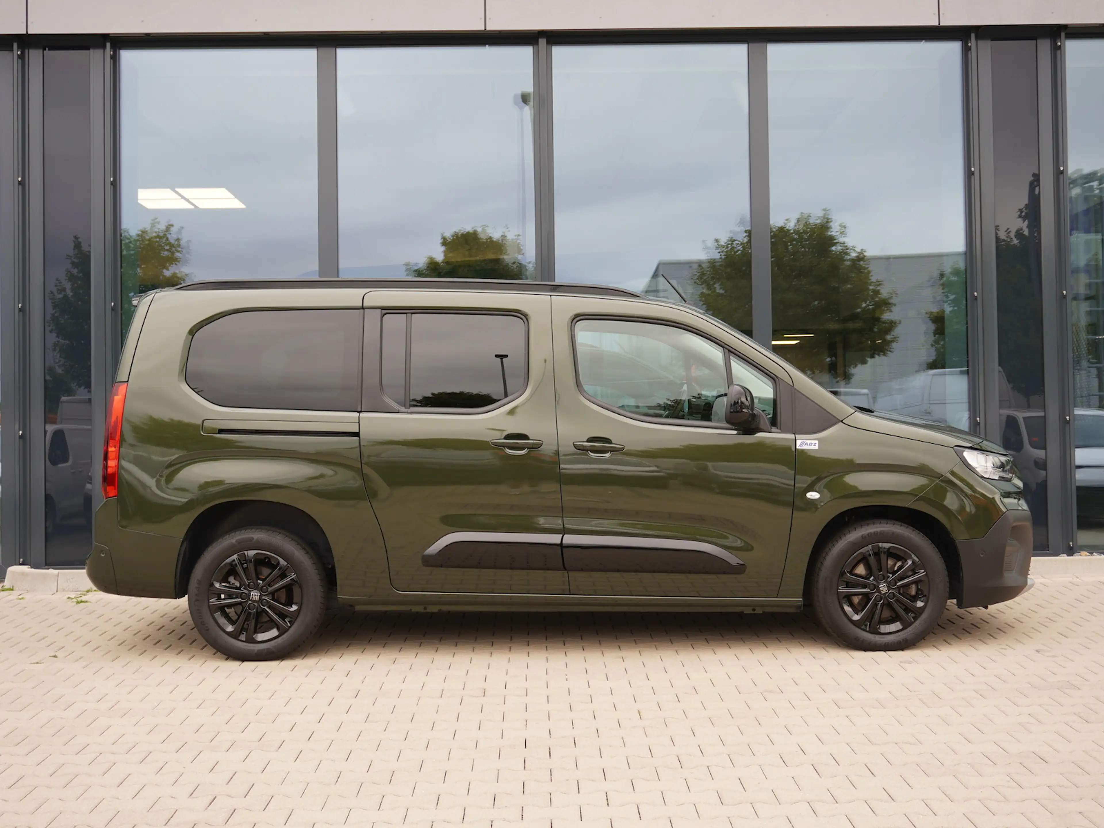 Fiat Doblo Maxi Kombi 130 AT 7-Sitzer + 10-Zoll-Navi — photo 3