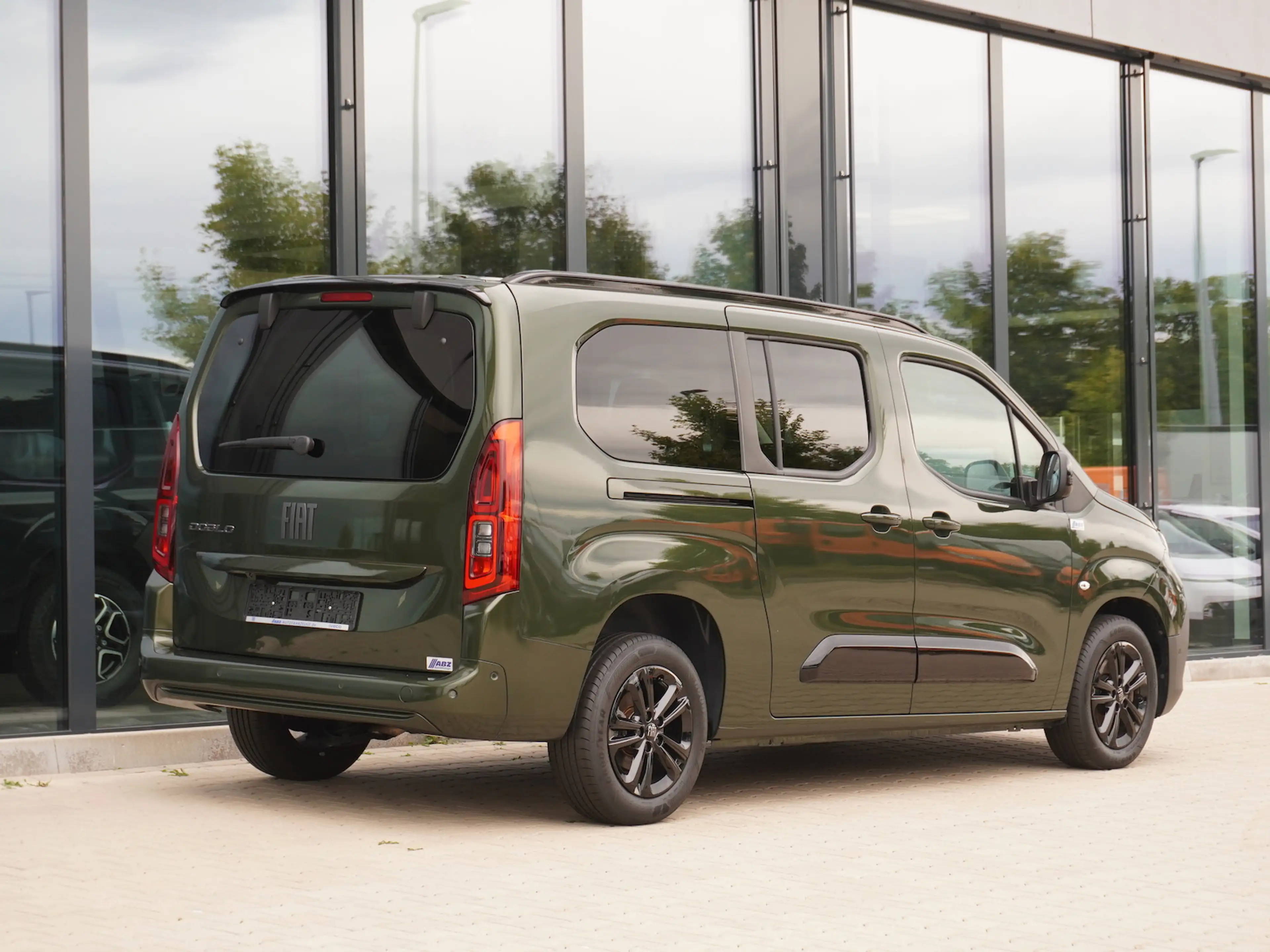Fiat Doblo Maxi Kombi 130 AT 7-Sitzer + 10-Zoll-Navi — photo 2