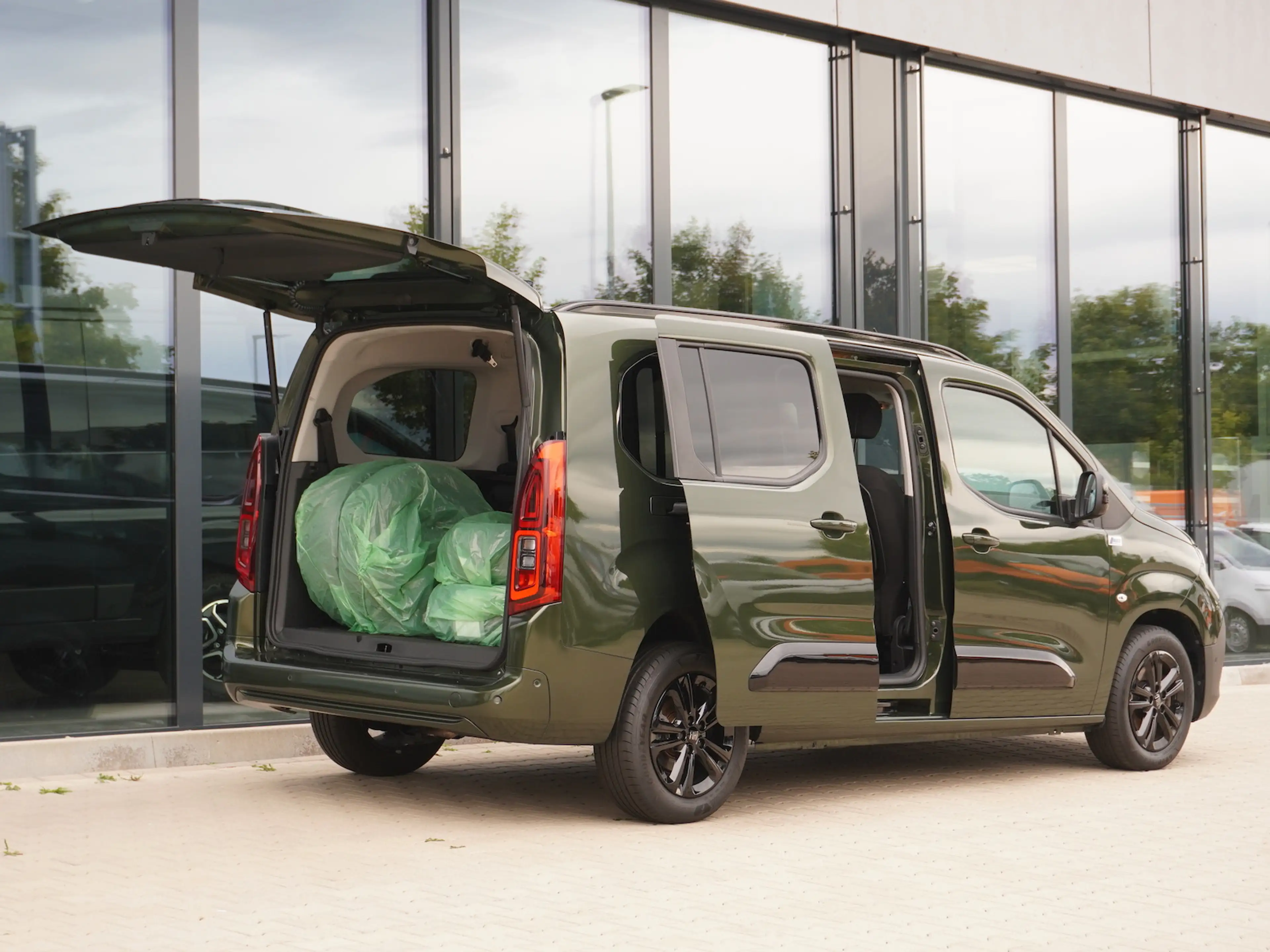 Fiat Doblo Maxi Kombi 130 AT 7-Sitzer + 10-Zoll-Navi — photo 4
