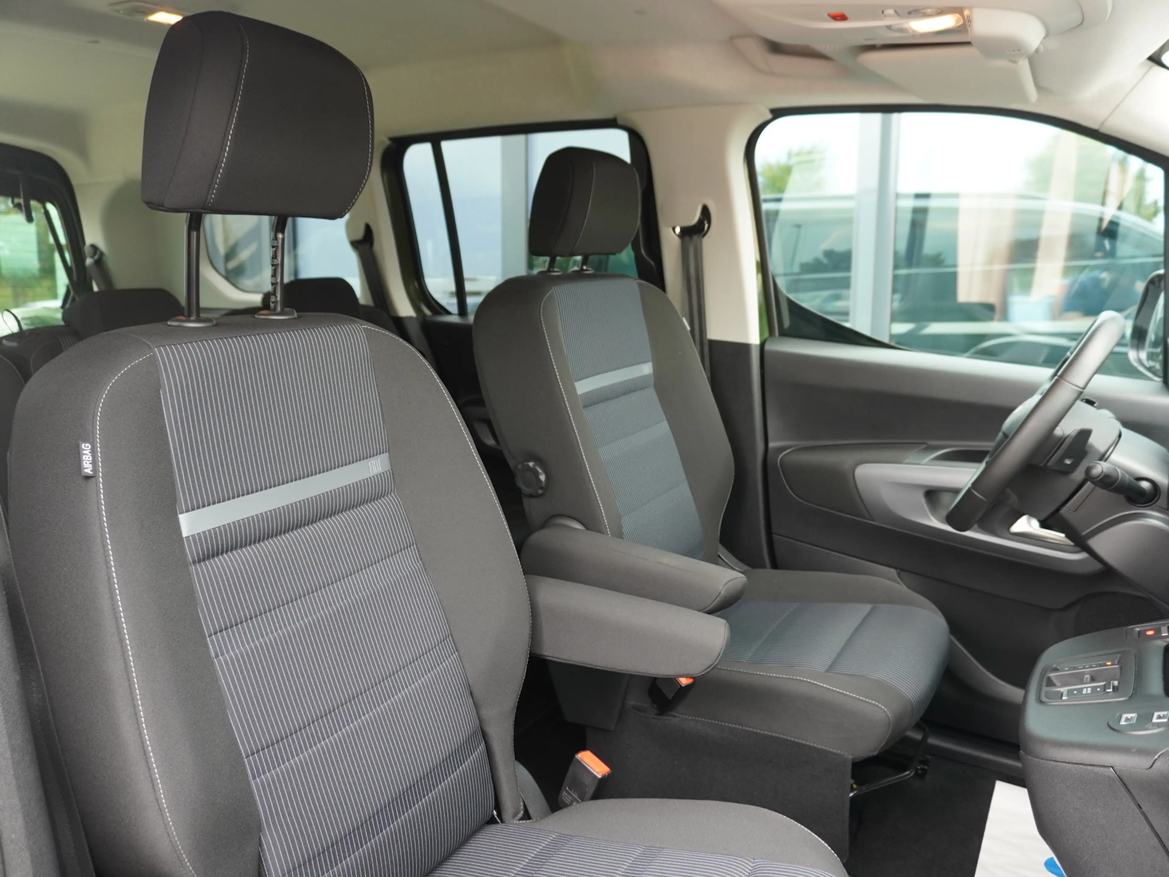 Fiat Doblo Maxi Kombi 130 AT 7-Sitzer + 10-Zoll-Navi — photo 14