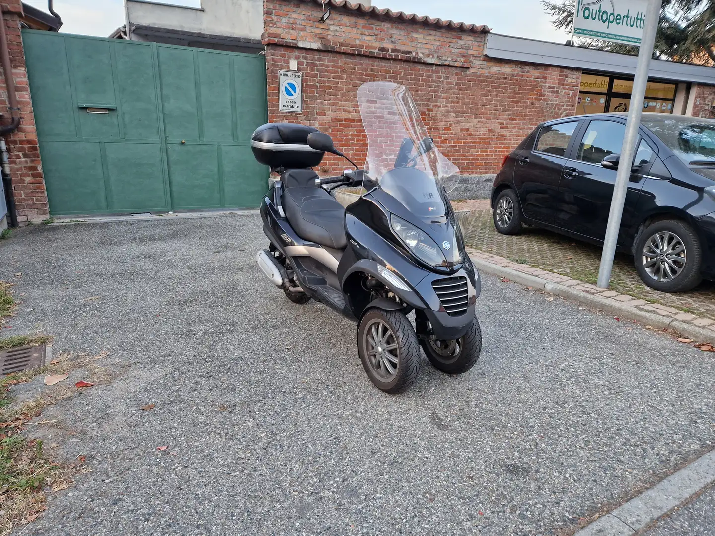 Piaggio MP3 250 due ruote anteriori, bauletto, parabrezza Nero - 1