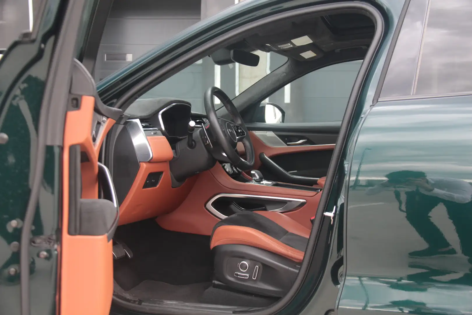 Jaguar F-Pace 5.0 V8 S/C AWD SVR Groen - 2