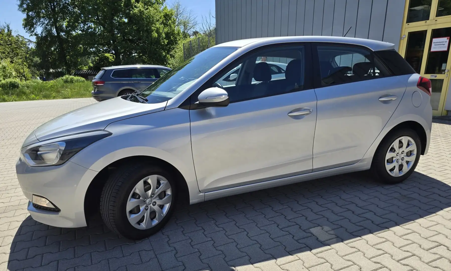 Hyundai i20 1.2 Klima PDC Tempomat BT Argent - 2