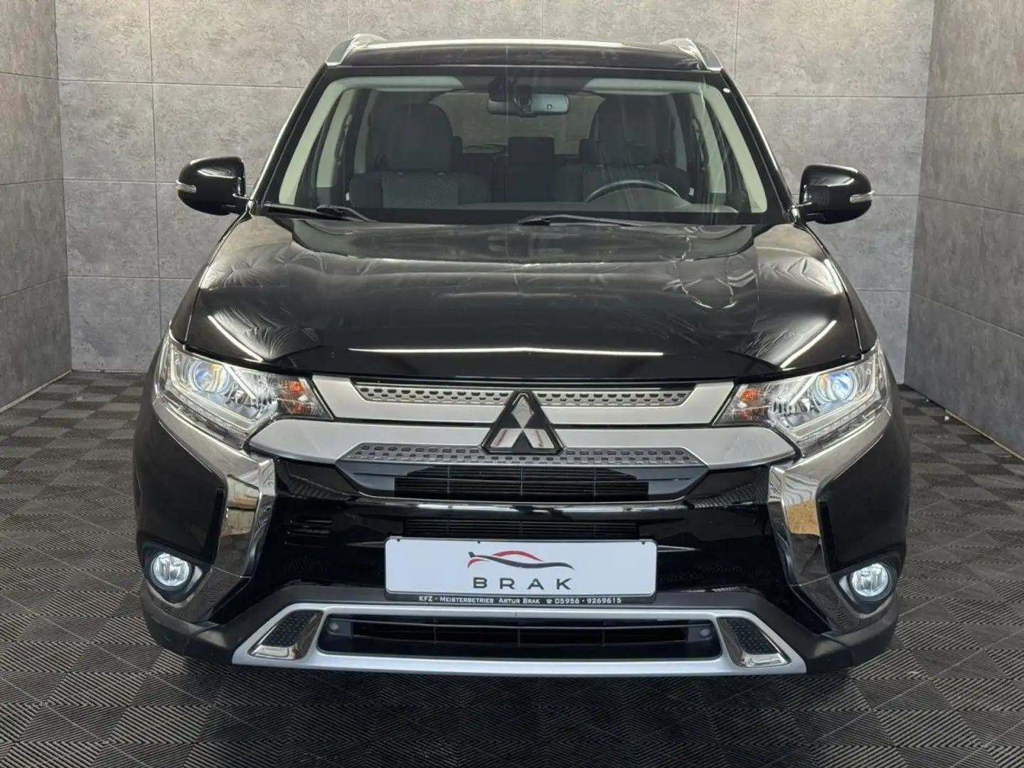 Mitsubishi Outlander 2.0 Diamant Edition 2WD SHZ*NAVI*DAB Schwarz - 2