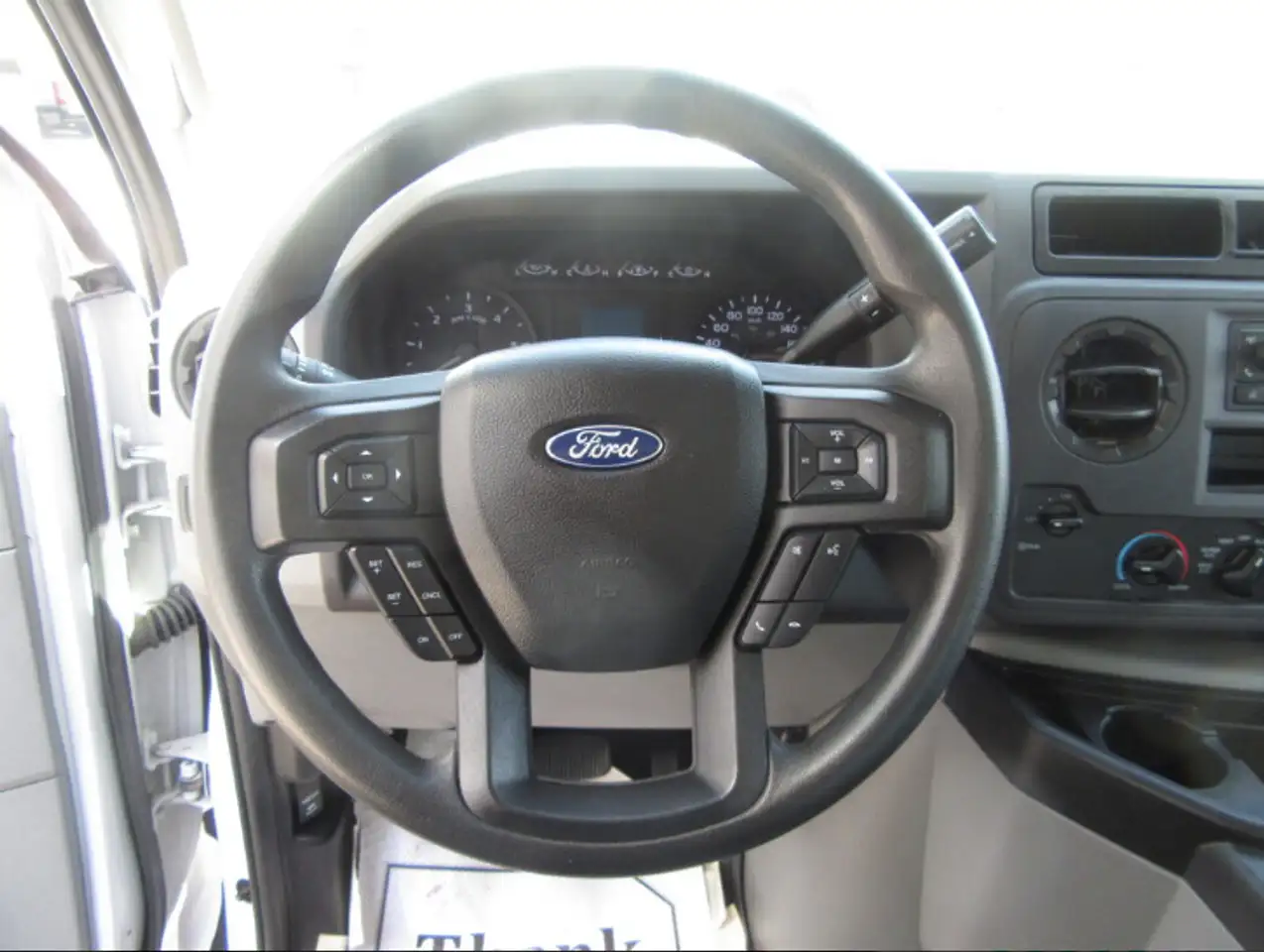 Ford E-450 Super Duty DRW снимка Ford E-450 Super Duty DRW