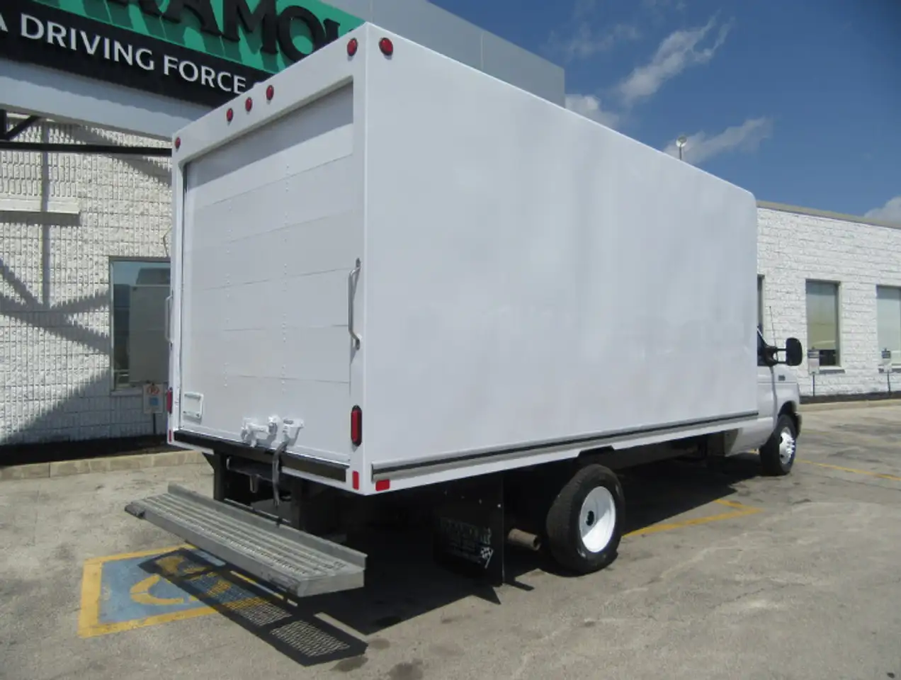 Ford E-450 Super Duty DRW снимка Ford E-450 Super Duty DRW
