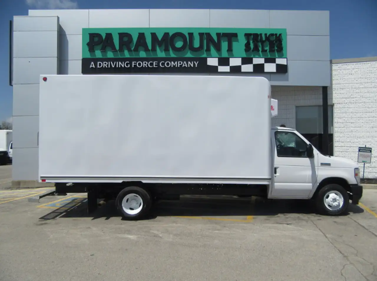 Ford E-450 Super Duty DRW снимка Ford E-450 Super Duty DRW