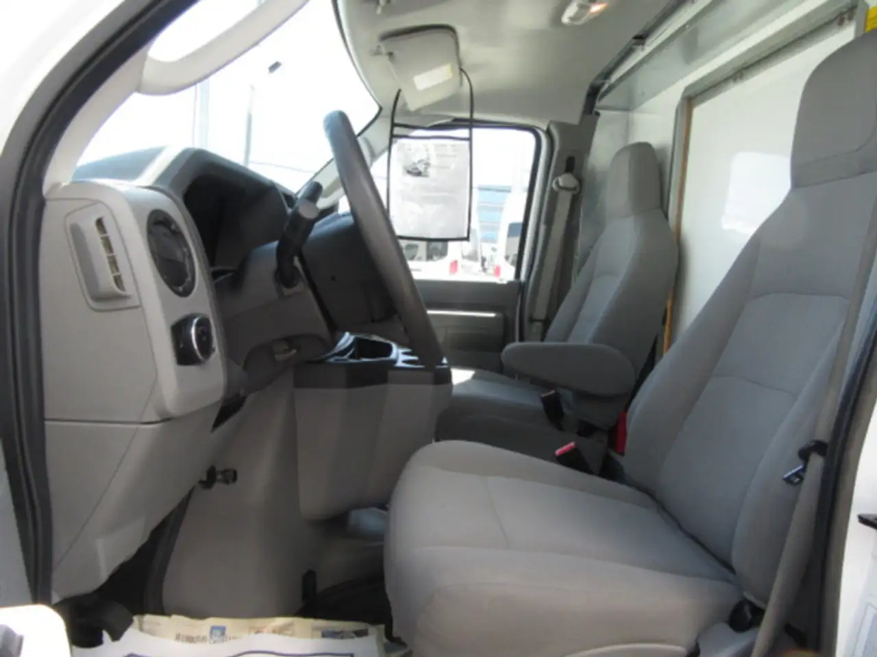 Ford E-450 Super Duty DRW снимка Ford E-450 Super Duty DRW