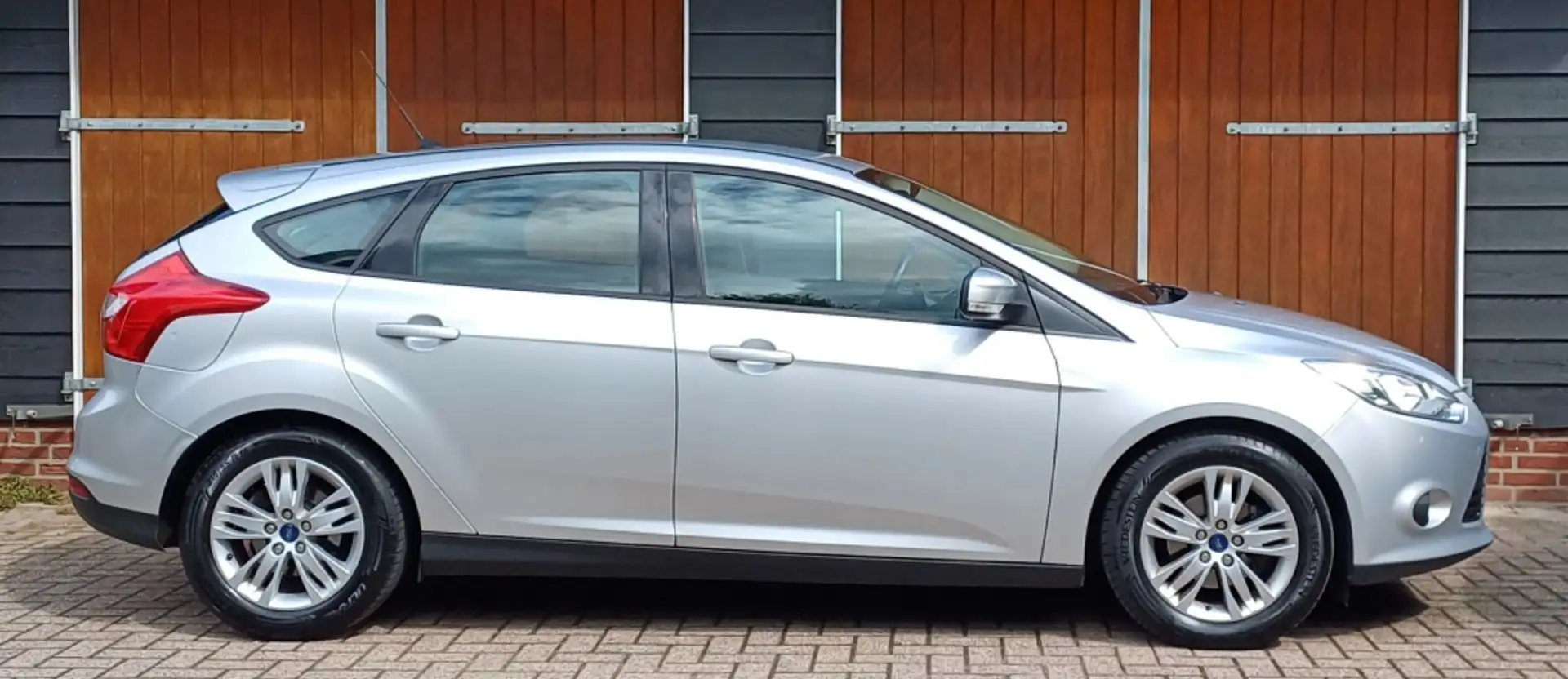 Ford Focus 1.0 EcoBoost Trend, Airco, Trekhaak, Onderhoudsboe Zwart - 2