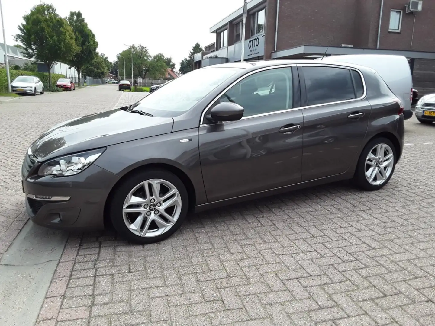 Peugeot 308 1.2 PURE TECH STYLE / PANORAMADAK / NAVI Grau - 2