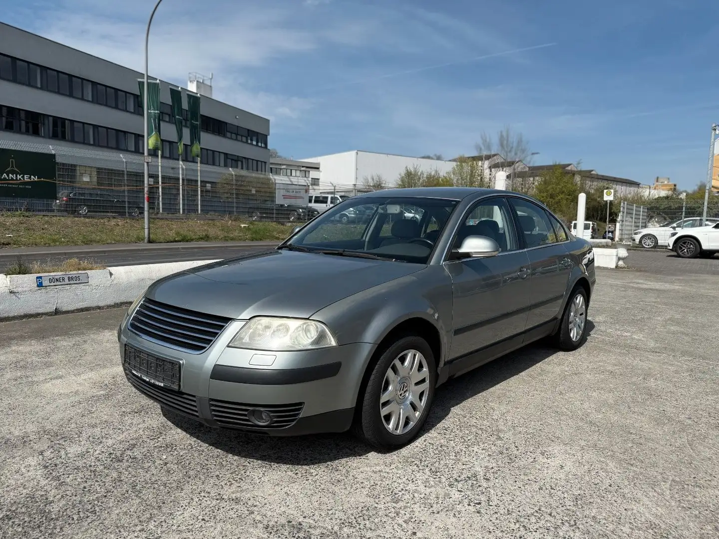 Volkswagen Passat 1.8 T Xenon Automatik AHK Navi Klimaauto. Gris - 1