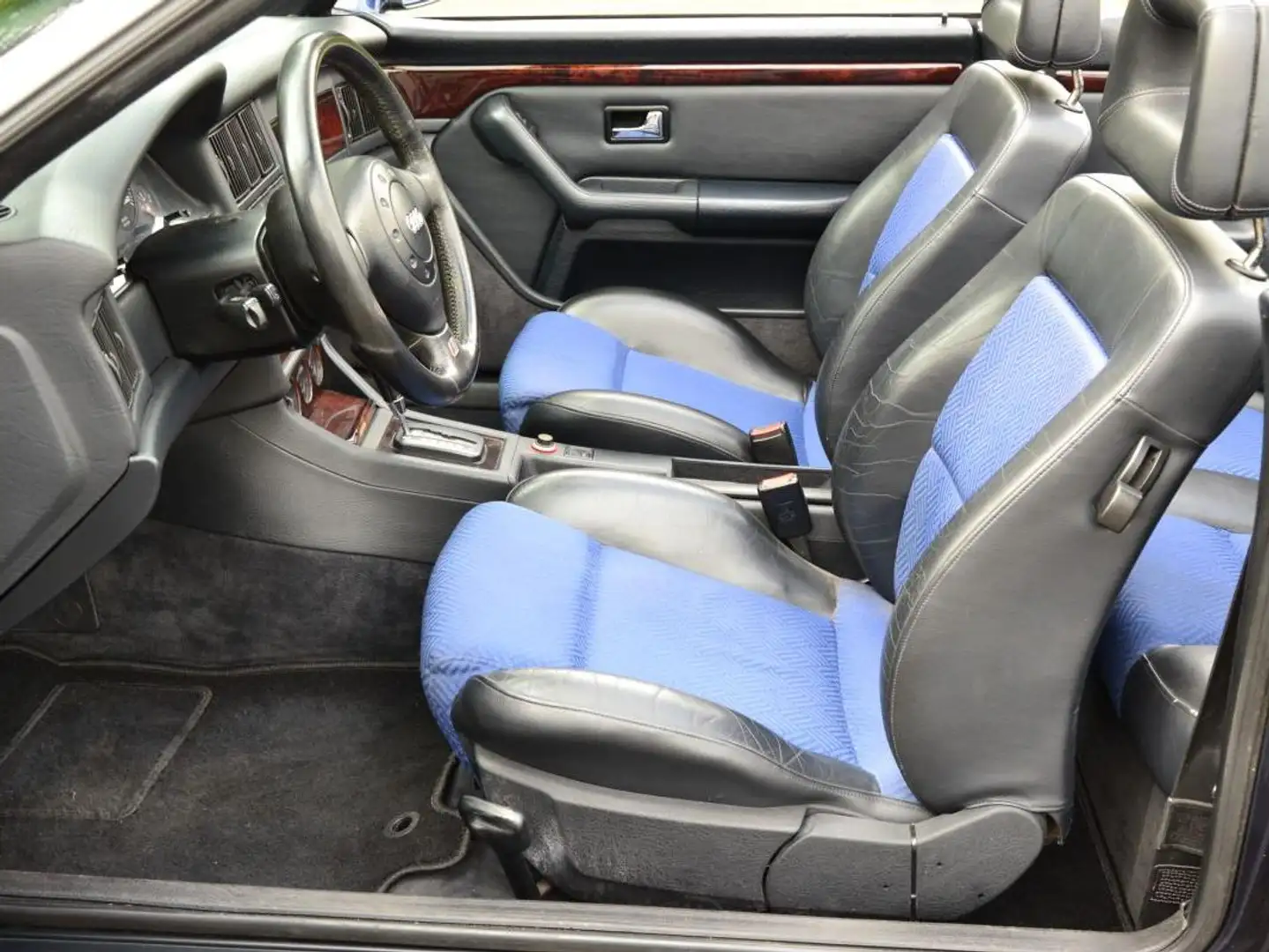 Audi Cabriolet 2.6 | Stoelverwarming | Cruise control | Radio/CD Blauw - 2