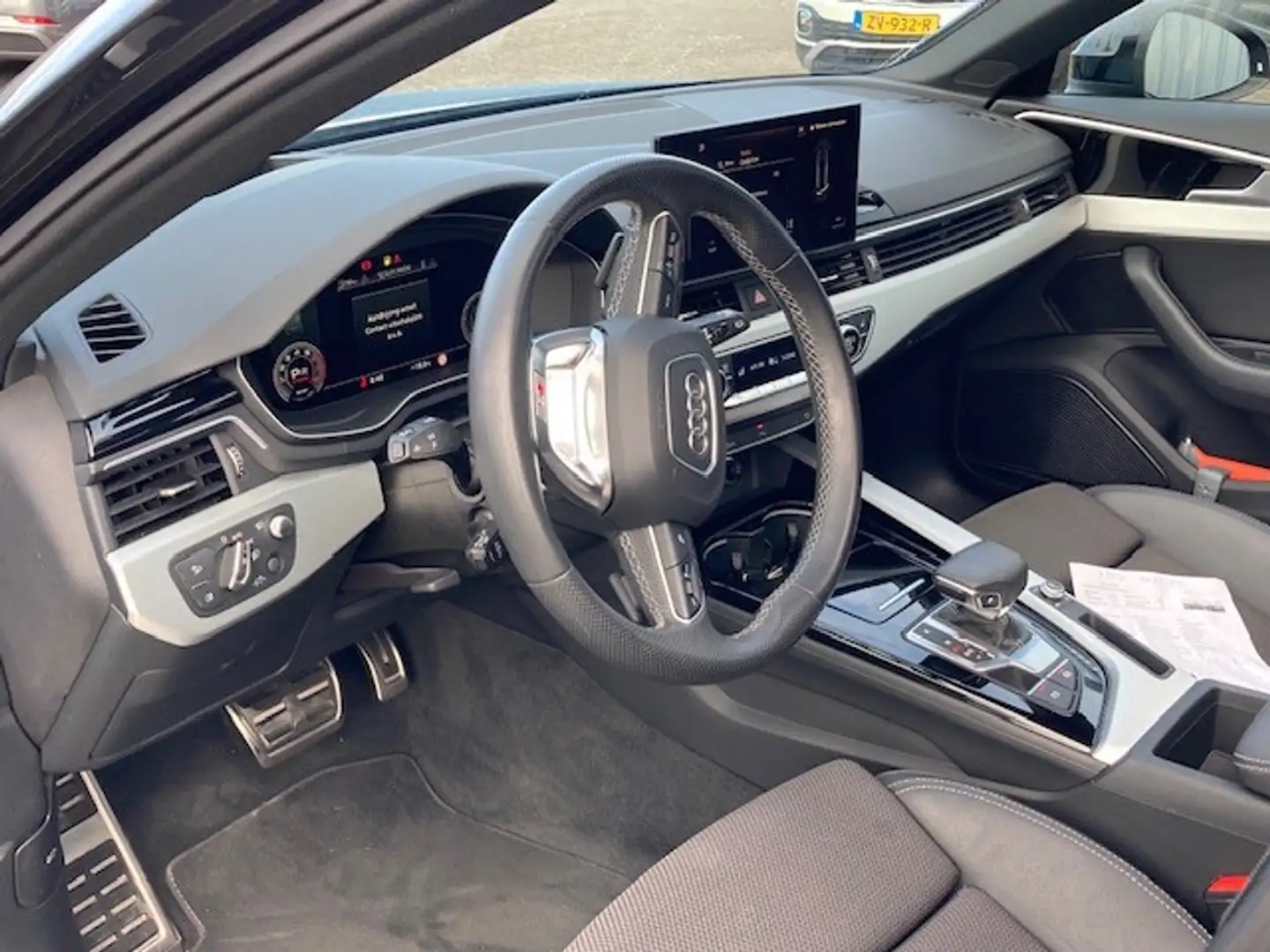 Audi A4 Avant 40 TFSI quattro S edition 204pk Panorama dak Grijs - 2