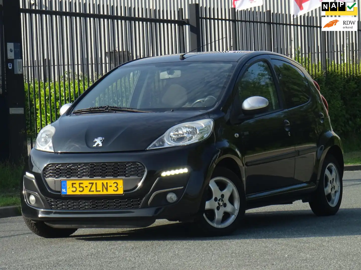 Peugeot 107 1.0 Sportium 5DRS NAP/LED/AIRCO/ELEKRAM/APK 2026 Чорний - 1