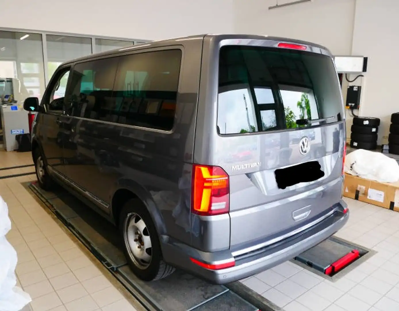 Volkswagen T6 Multivan T6.1 2.0 TDI DSG Generation Six LED NAVI ACC Grau - 2