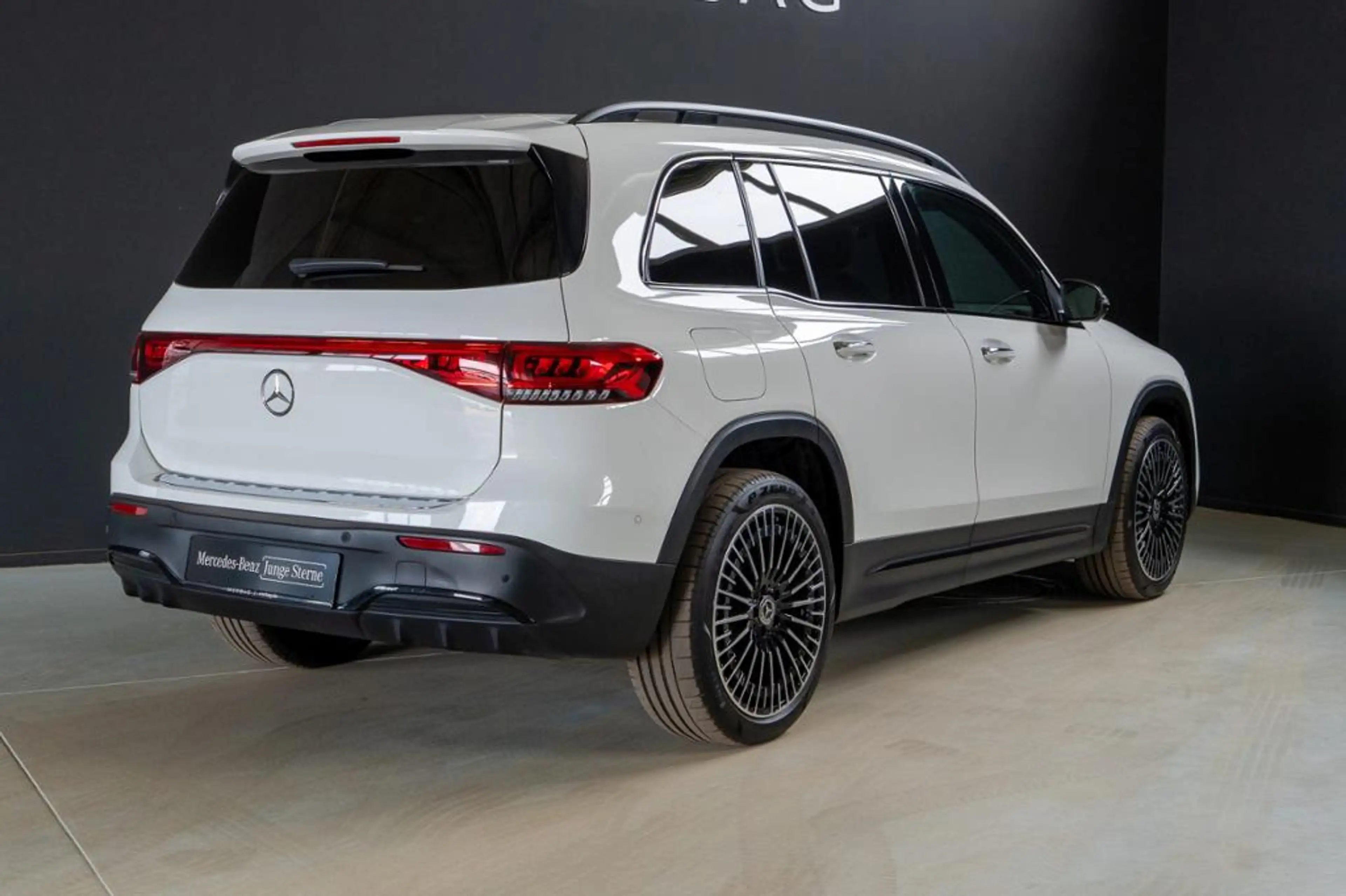Mercedes-Benz EQB 250 + *AMG 7Sitzer Panorma Night 360° Head up Distroni — photo 3