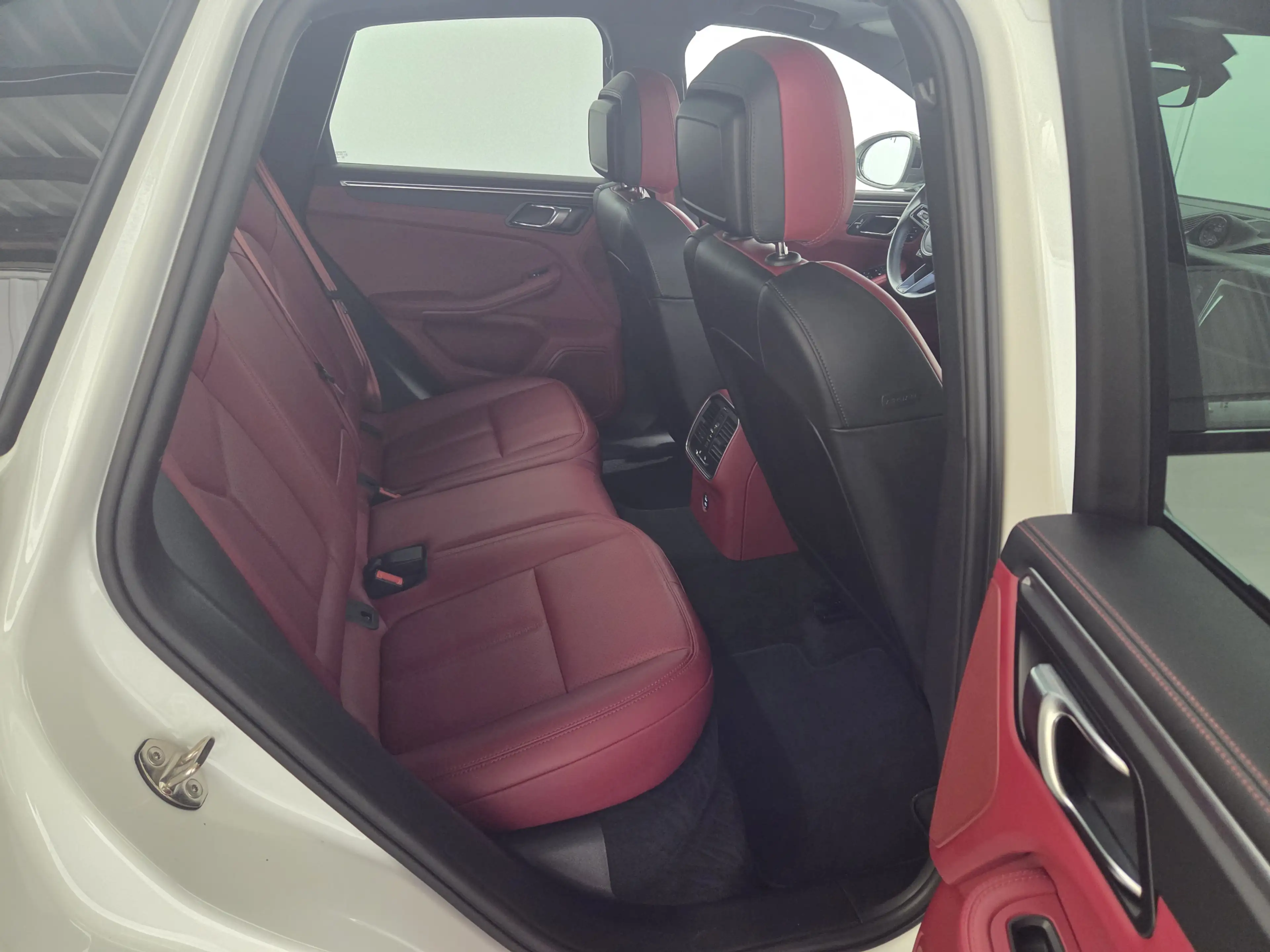 Porsche Macan T PDK, Kamera, Panorama, 21 Zoll, ACC, DAB — photo 14