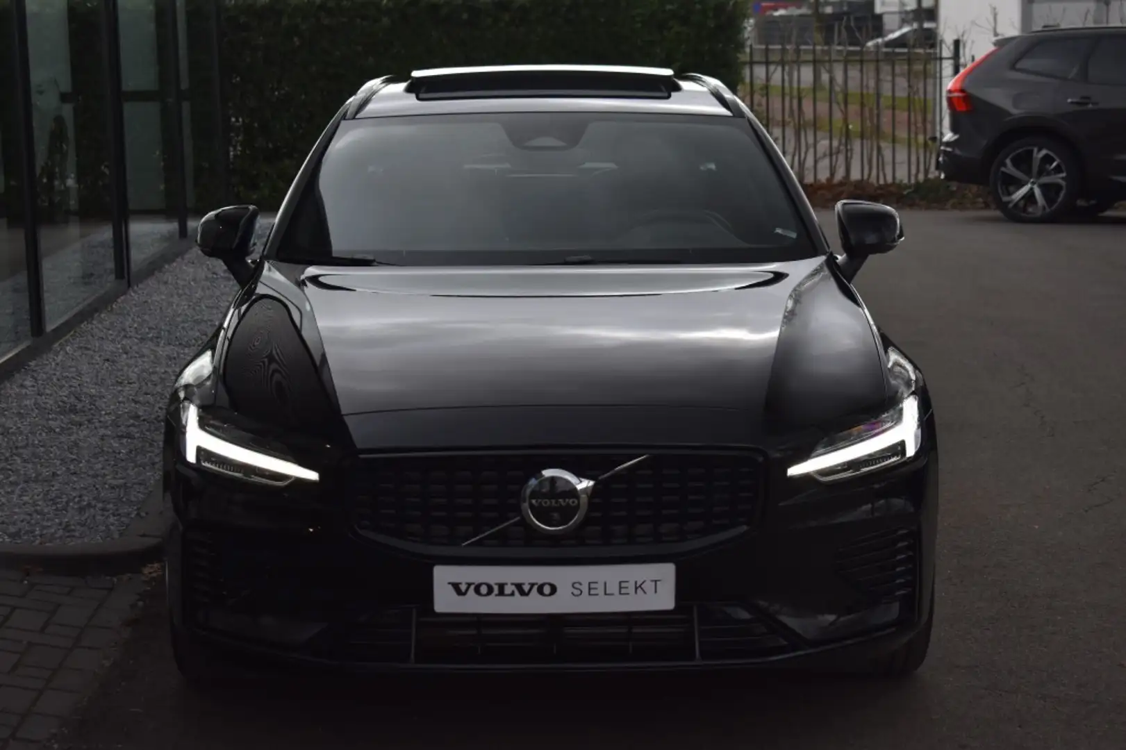 Volvo V60 T6 350pk AWD Plus Dark | Schuifdak | 360 | Trekhaa Noir - 2