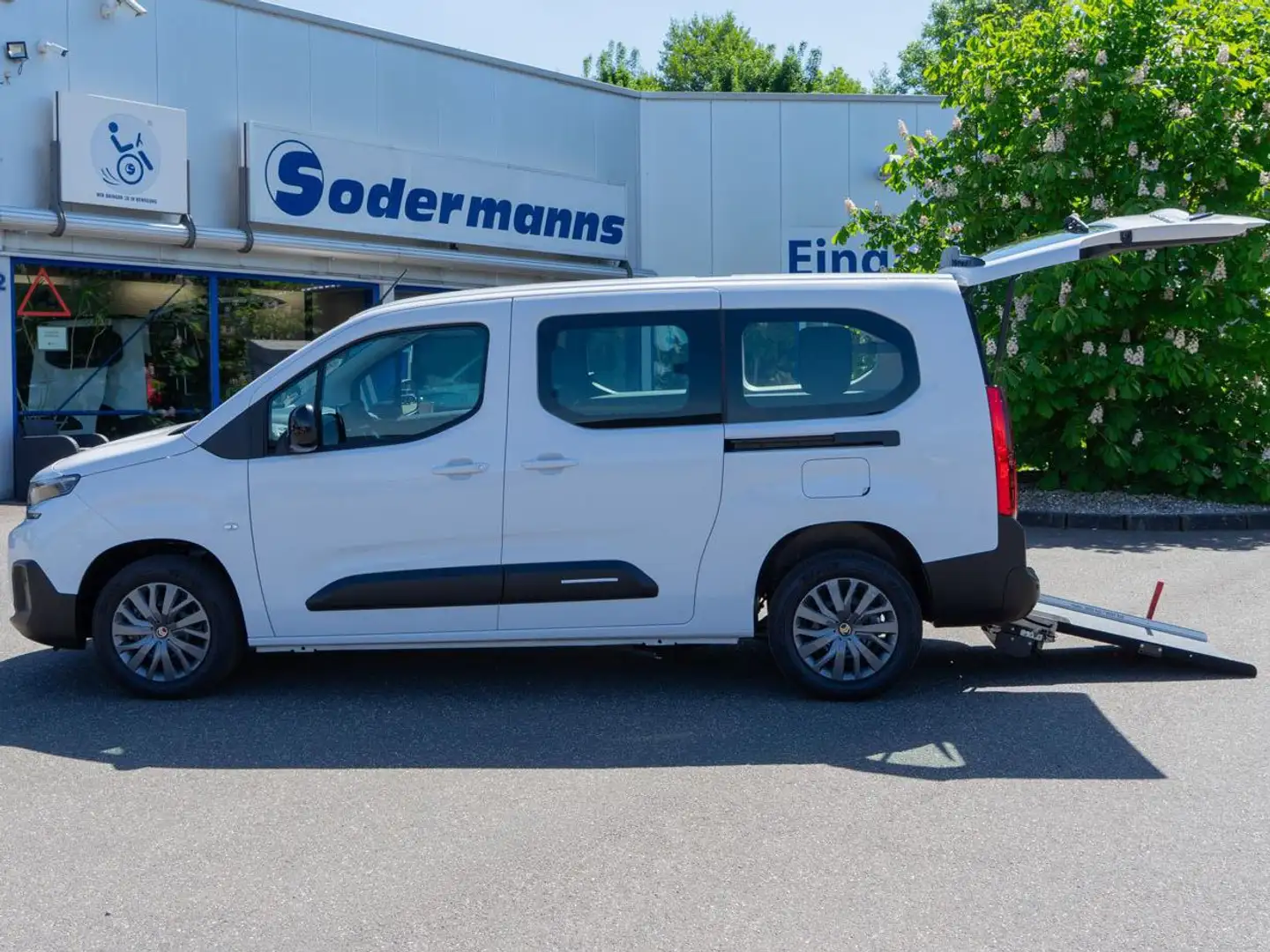 Citroen Berlingo Plus L2 - Behindertengerechtes Fahrzeug mit Rampe Bianco - 1